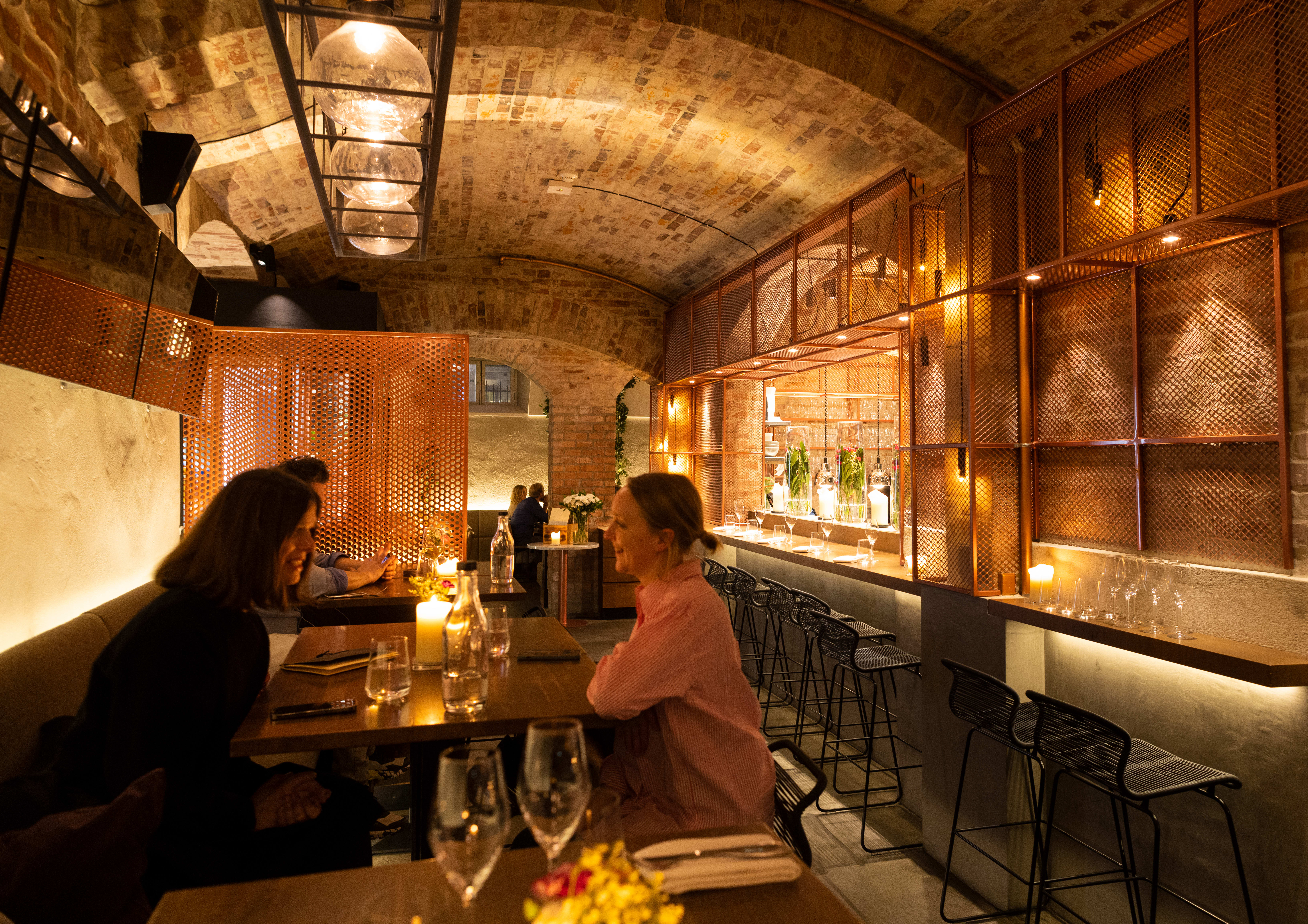 På den ene siden er det en mer uformell baravdeling. 