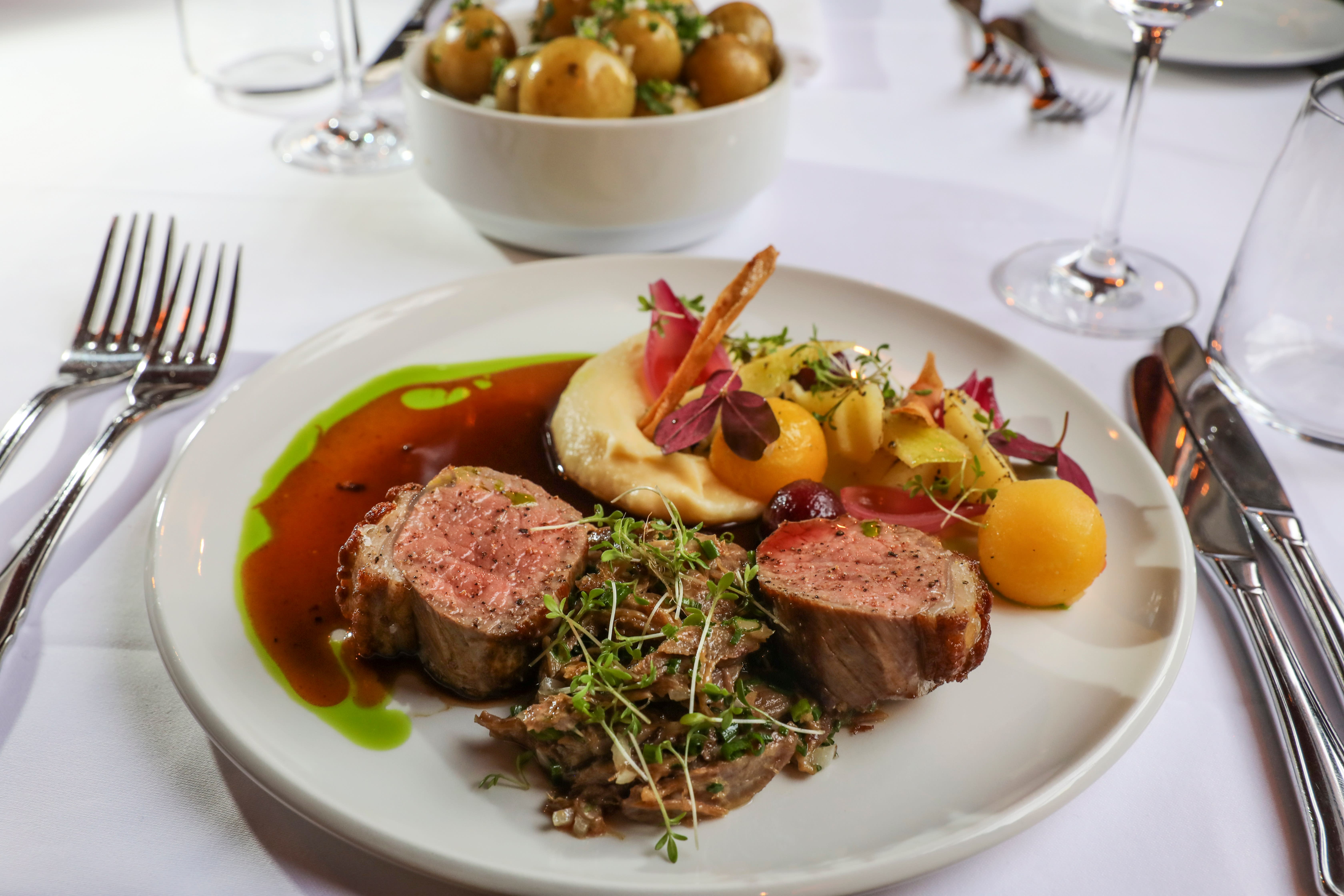 Lam med rotgrønnsaker.