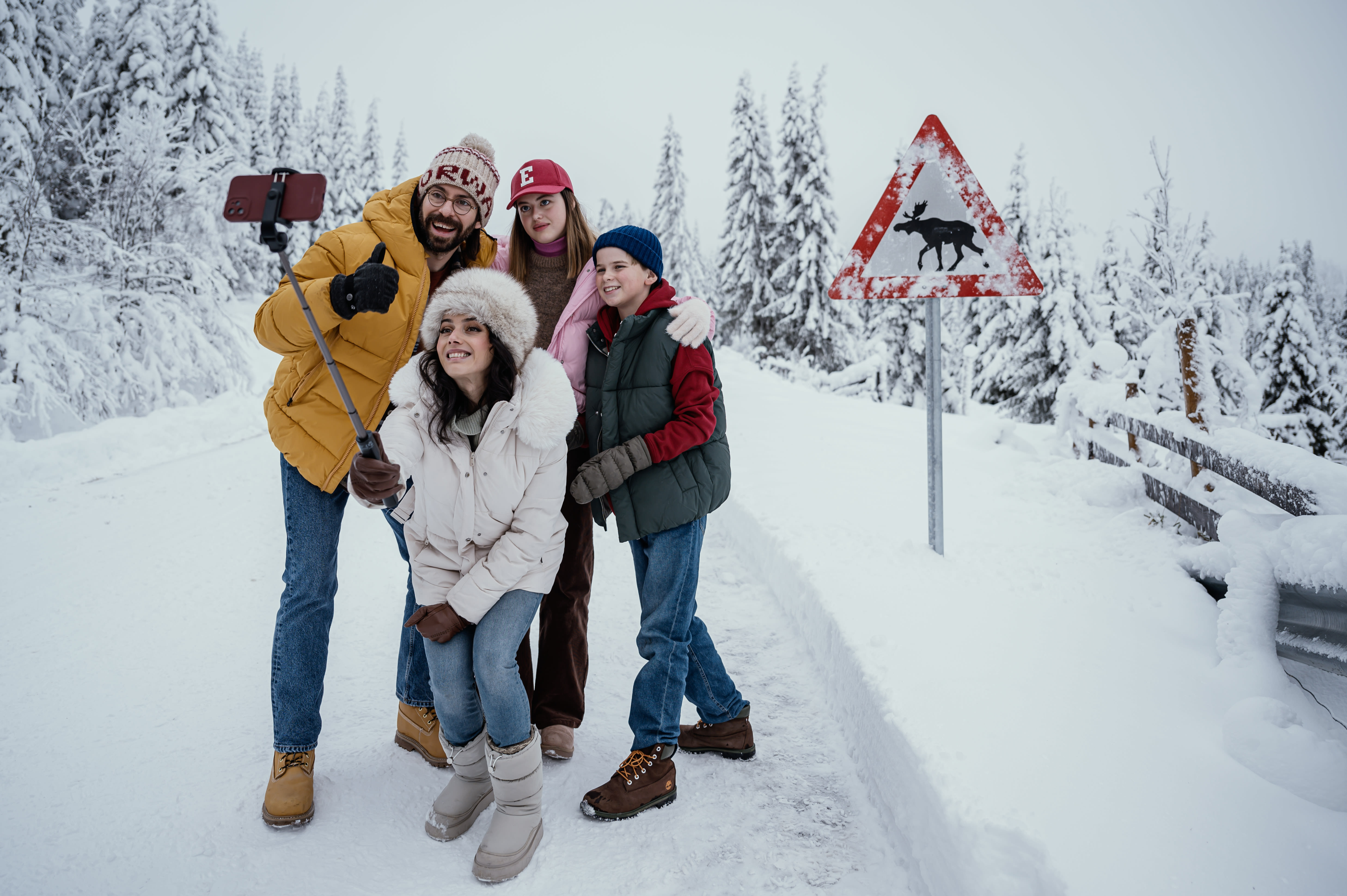 Bill (Martin Starr), Carol (Amrita Acharia), Nora (Zoe Winther-Hansen) og Lucas (Townes Bunner) er optimister etter det første møtet med Norge.