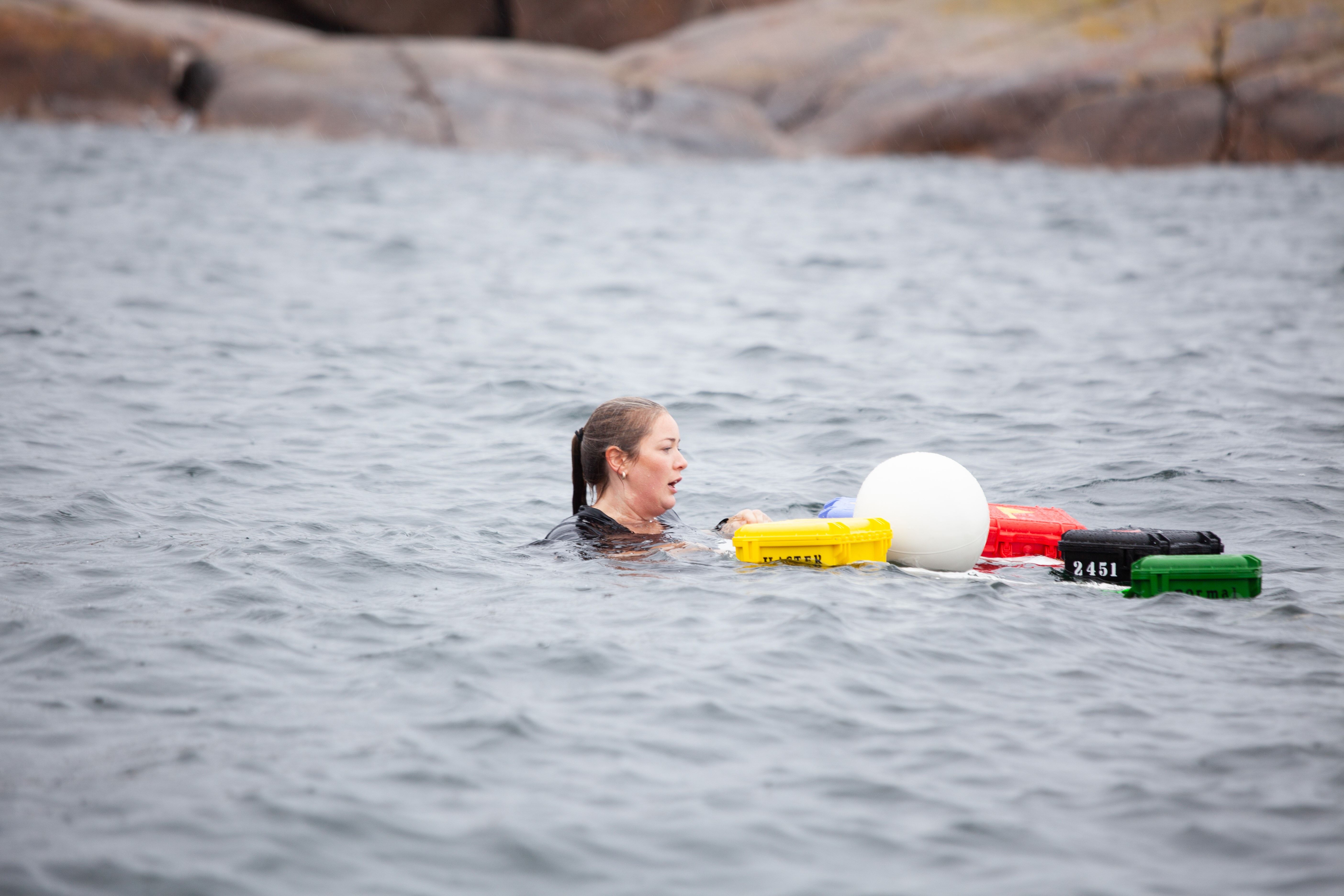  Hundetrener Maren Teien Rørvik fra «Bølle til bestevenn» på dypt vann. 