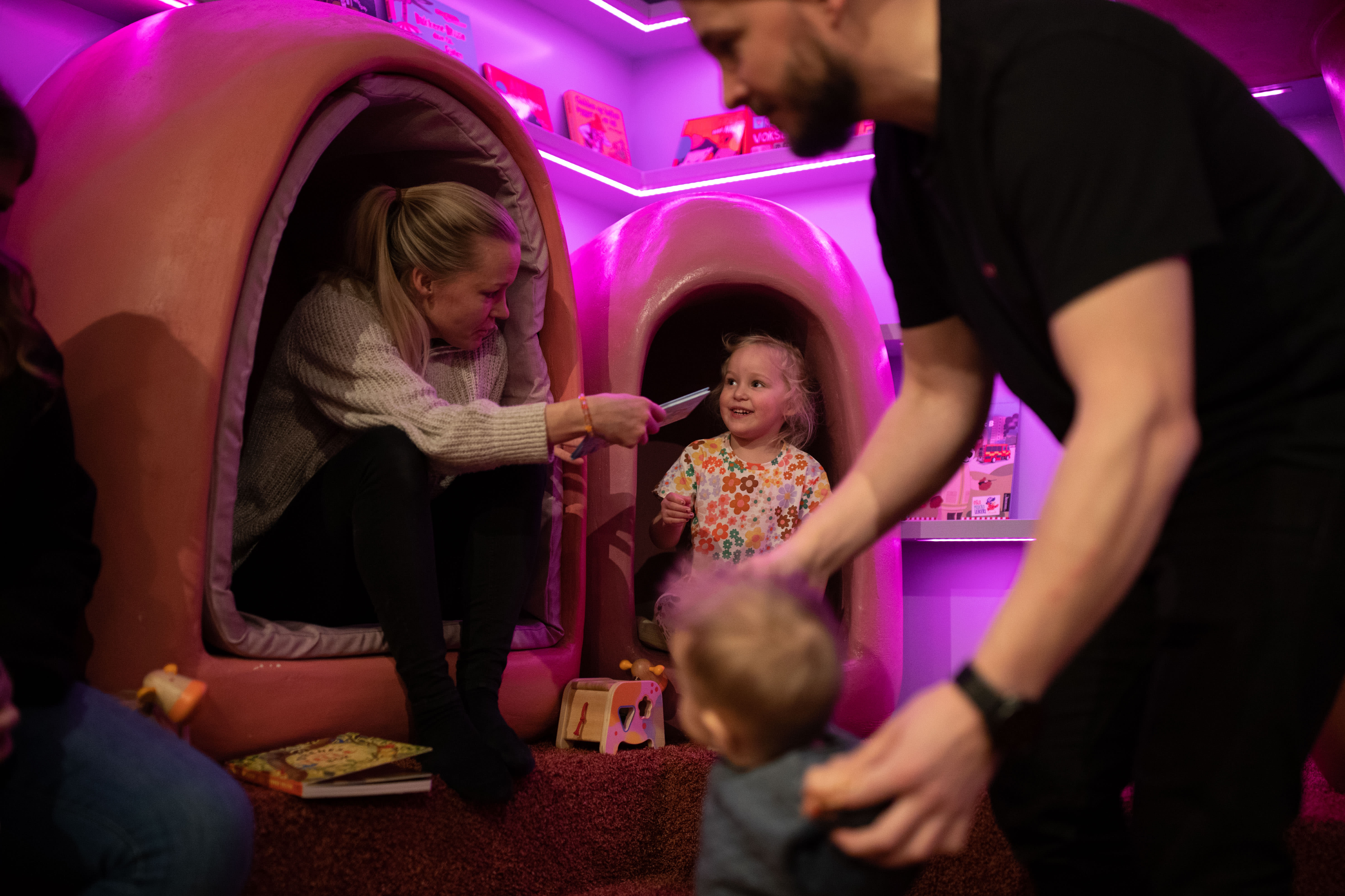 Elvira Björk og Vilde (4) liker bøkene og lekene ved soppstolene hos Mikrolekeriet. 