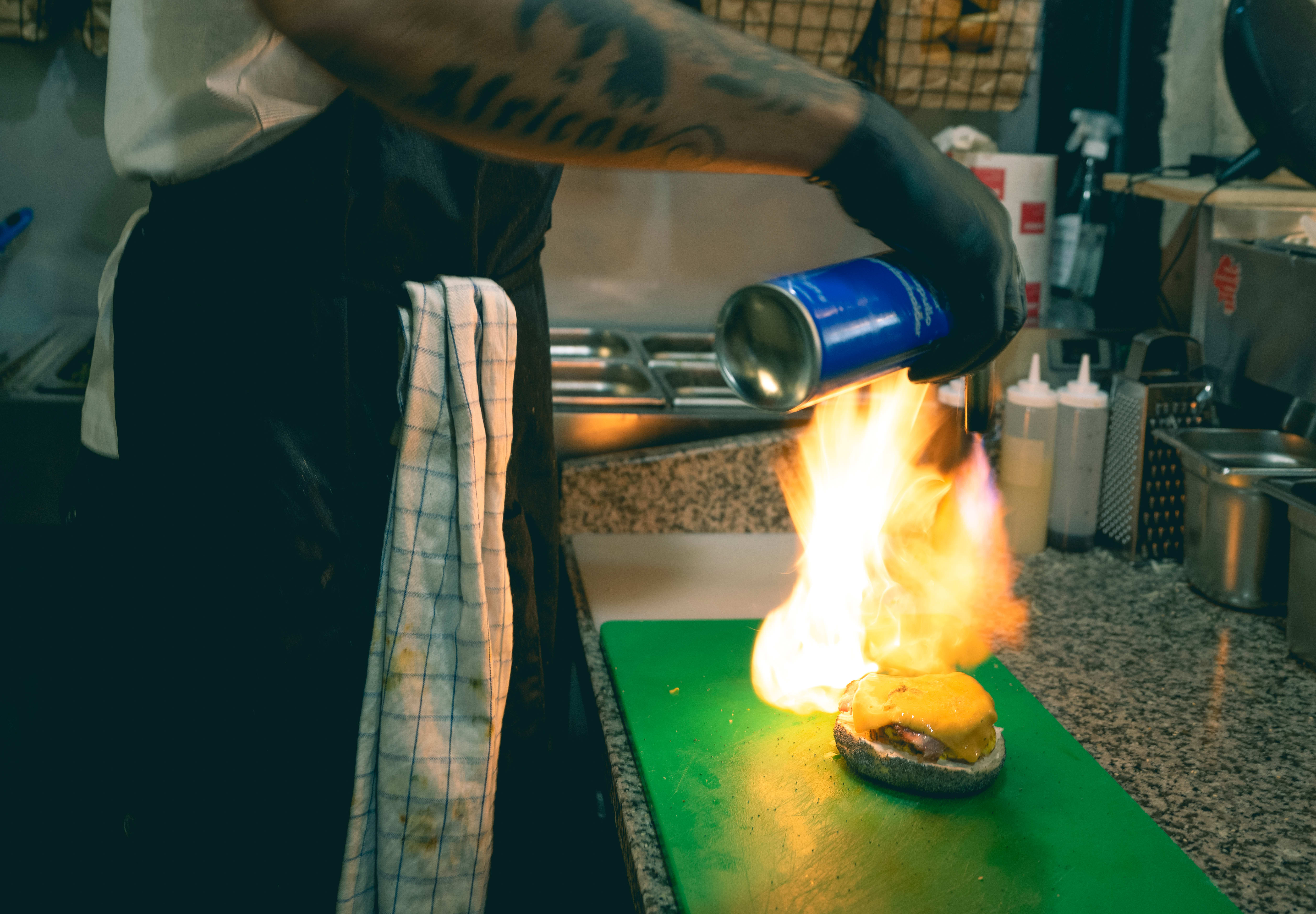 Egg og bacon med smeltet cheddar er vår favoritt.