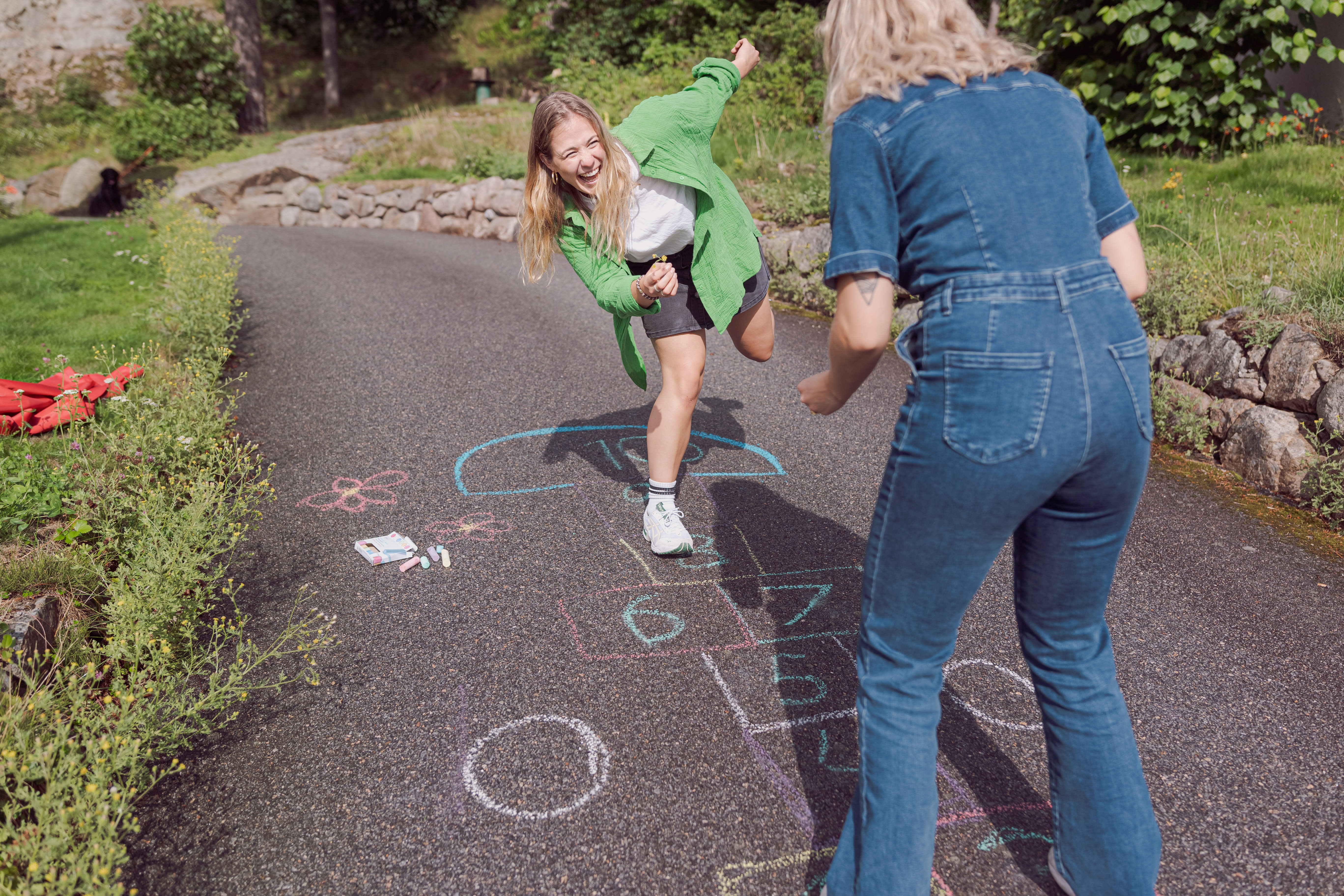 En date kan være så enkelt som å plukke opp et kritt og begynne å leke. Storvik (t.v.) er ekspert på å finne på artige aktiviteter. 