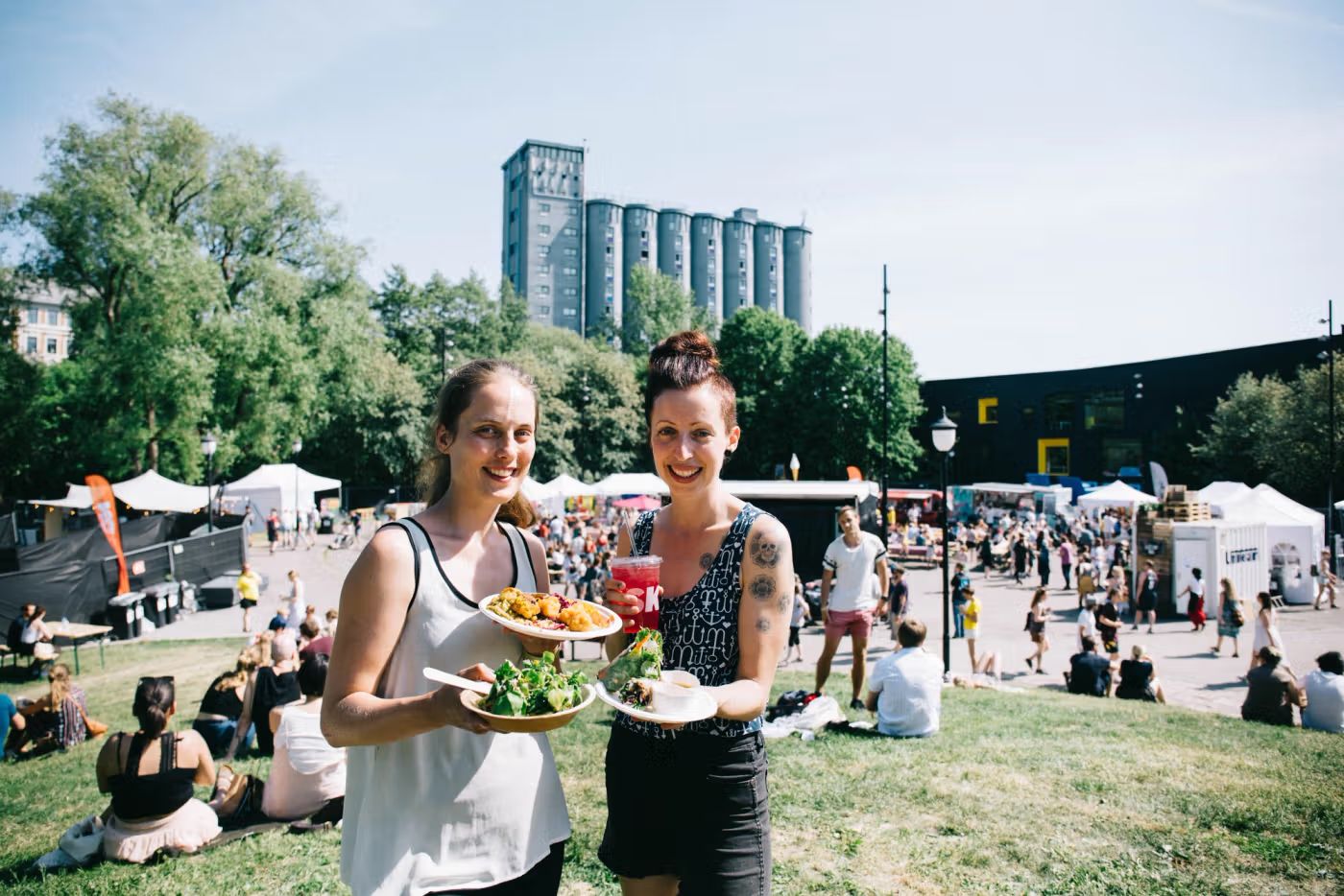 Heidi Røneid og Synne Hewitt, gründerne bak Oslo Vegetarfestival, som i år ble holdt i Kubaparken.