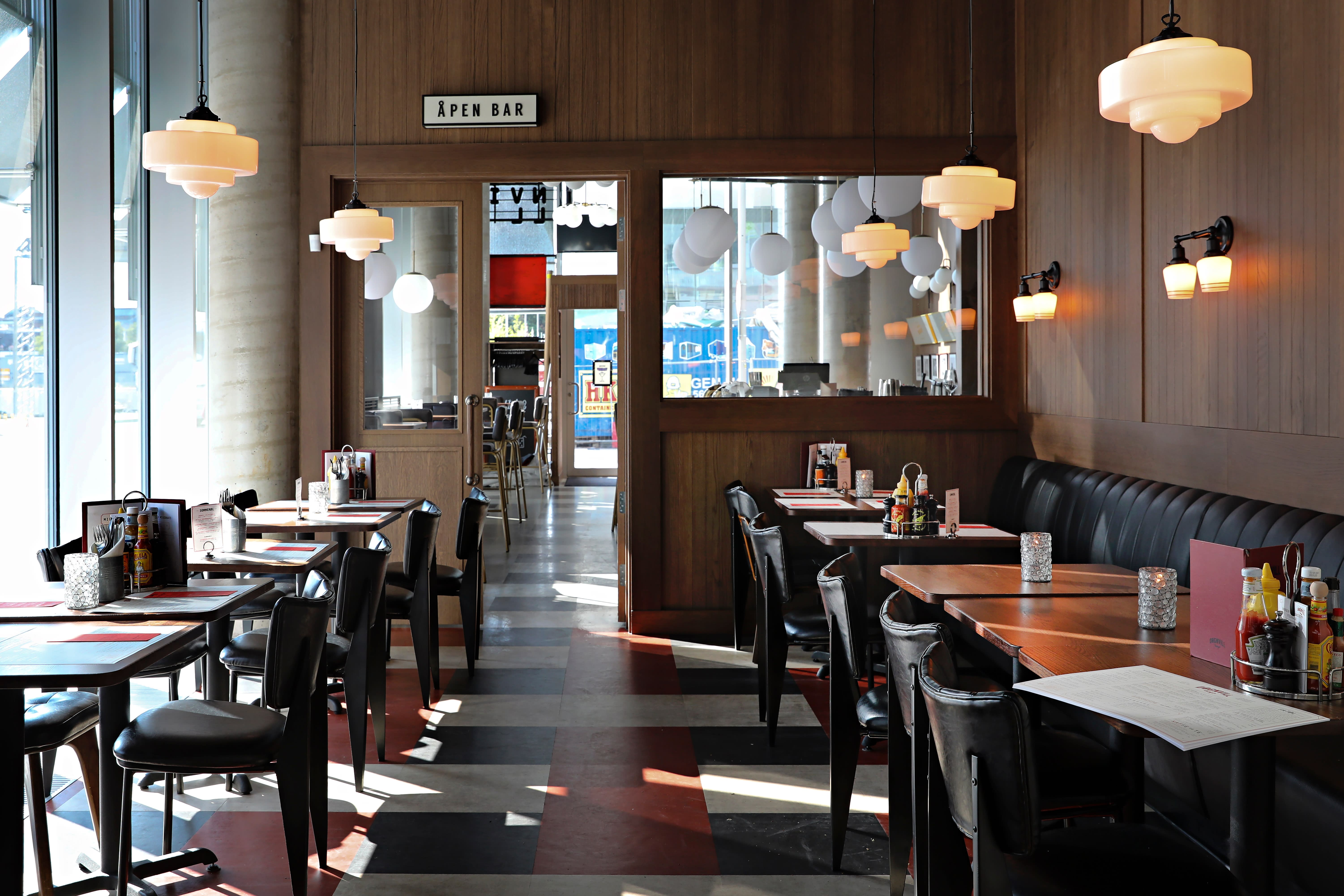 Lokalet er stort og lyst. 