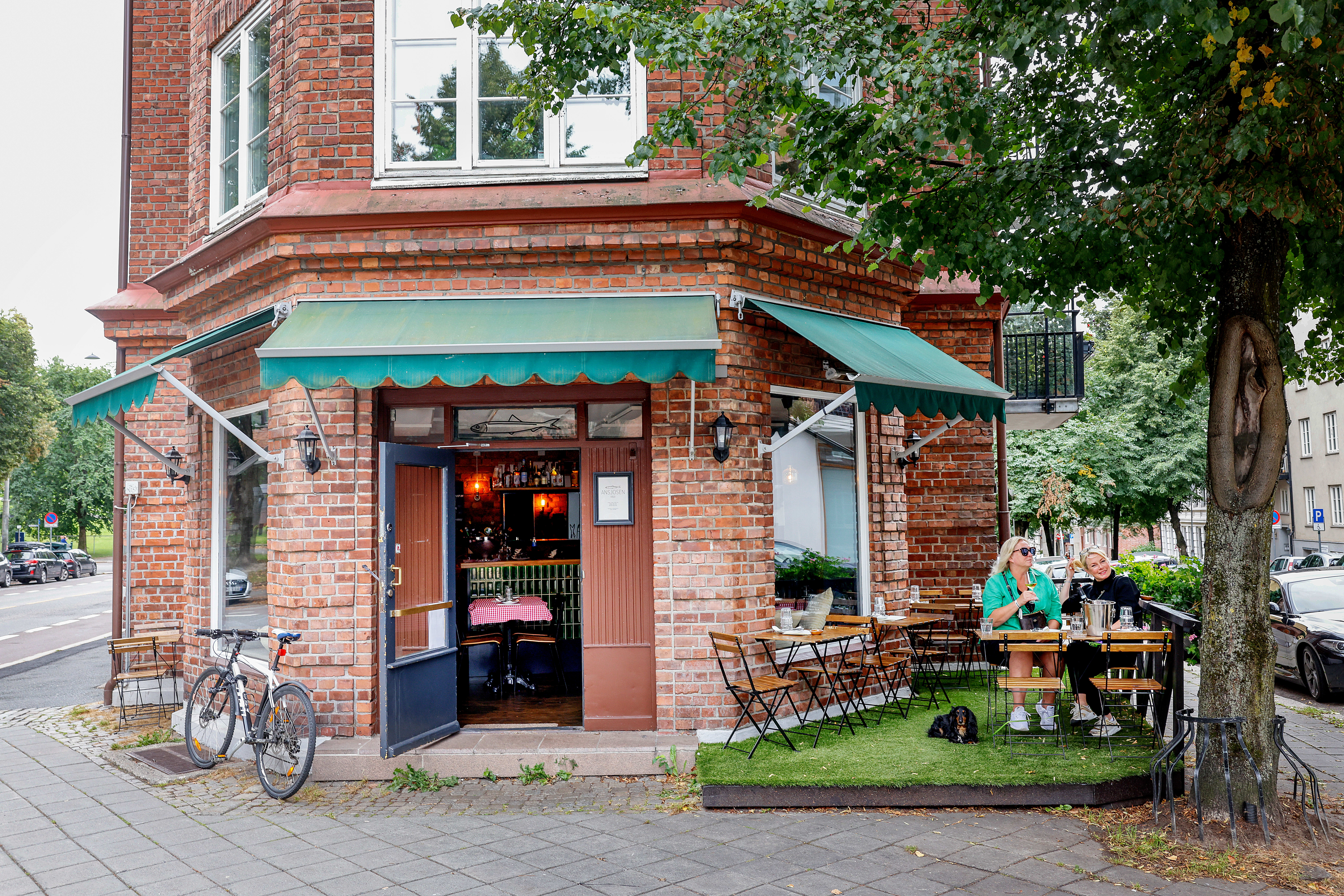 Ansjosen ligger på Adamstuen, rett ved trikkestoppet med samme navn.
