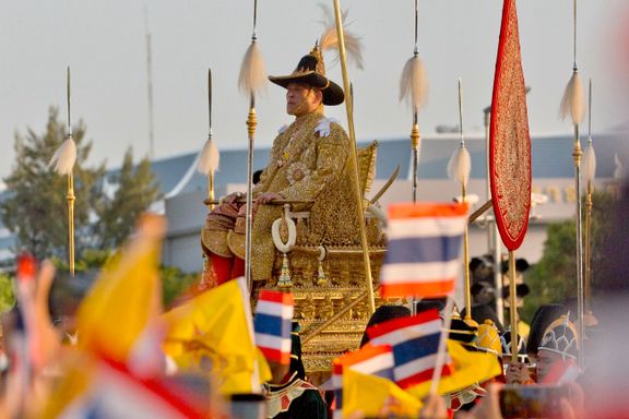 Thailands nye konge båret på gullstol 
