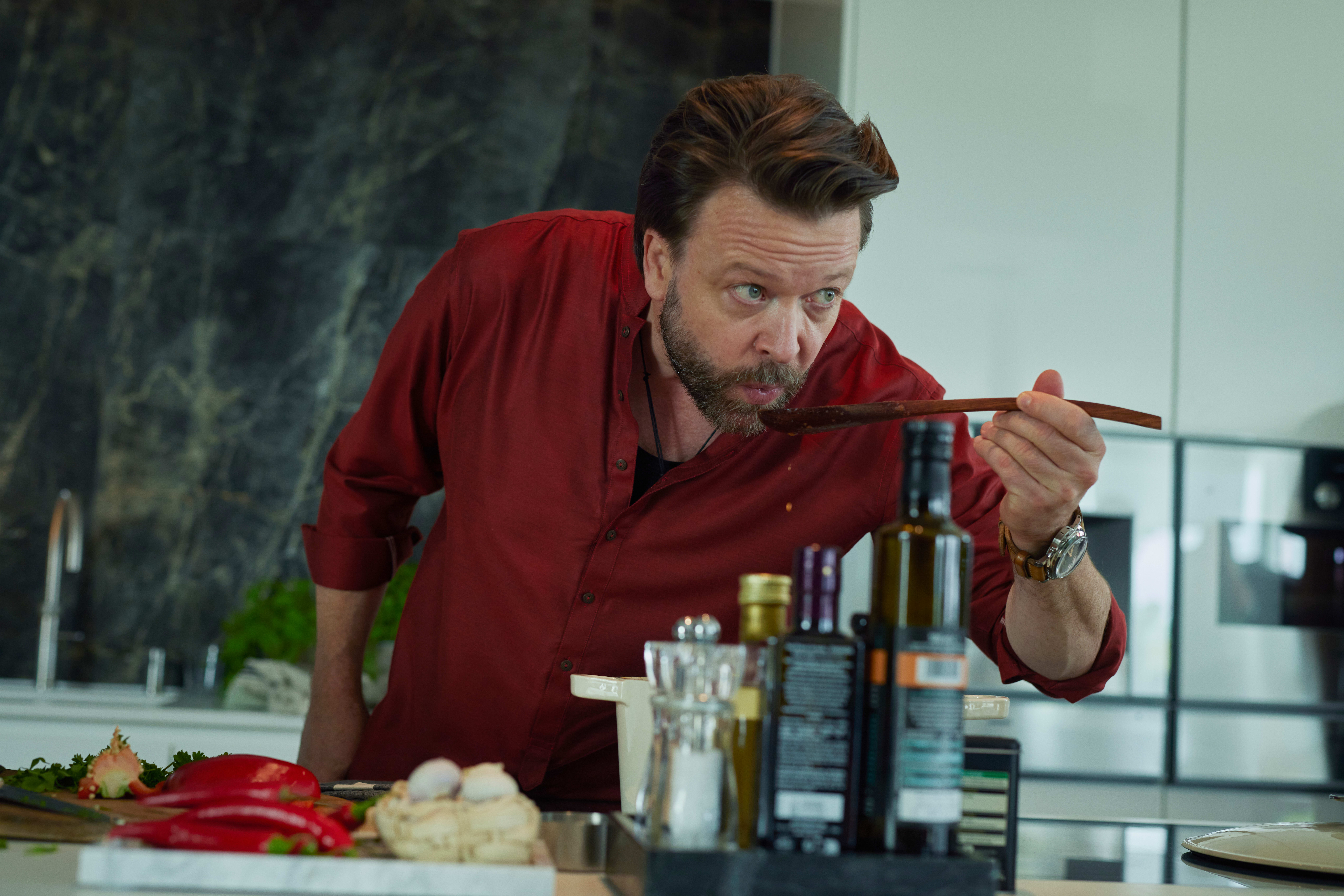 Kåre Conradi viser nok en gang sitt komiske talent, nå som den tilfredse milliardærektemannen Torbjørn.