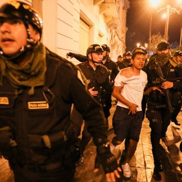 Over 40 demonstranter drept, men presidenten nekter å trekke seg