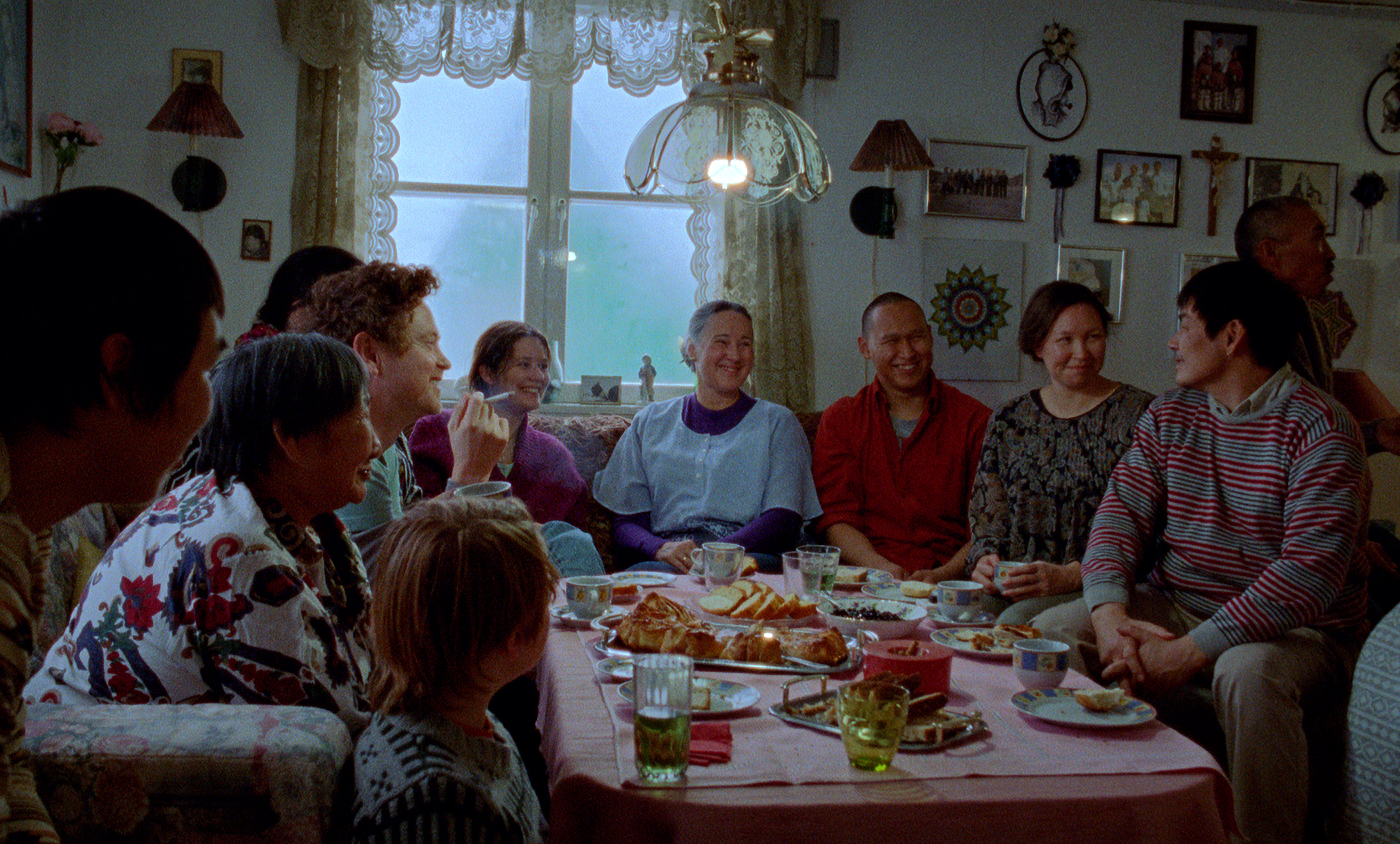 Den danske sykepleieren Jan (Emil Johnsen) blir tatt godt imot av lokalbefolkningen på Grønland, men tidlig fornemmer vi at Jan liksom ikke er helt til stede i eget liv. 