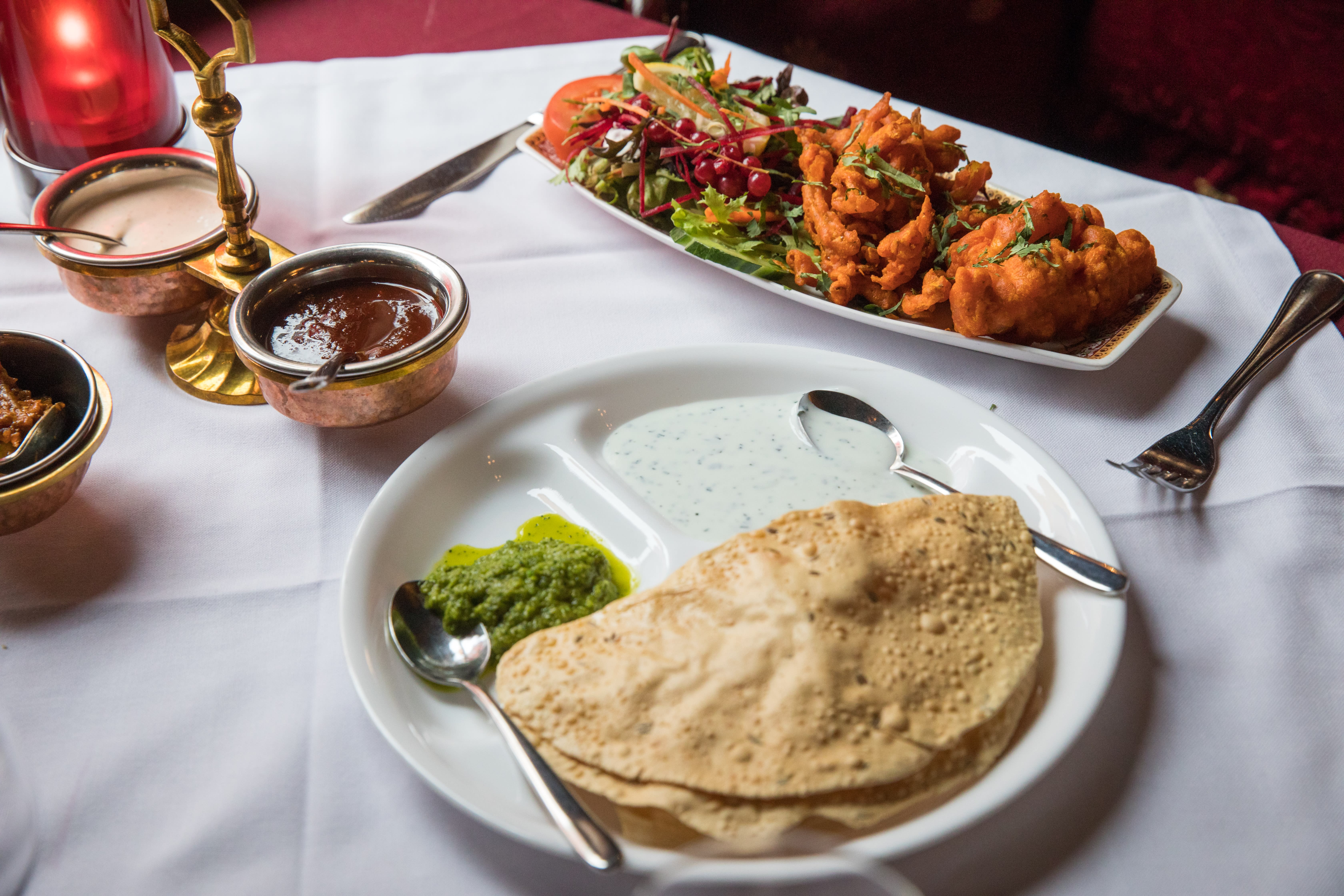 Mix pakora består av kylling, fritert løk og kongereker.