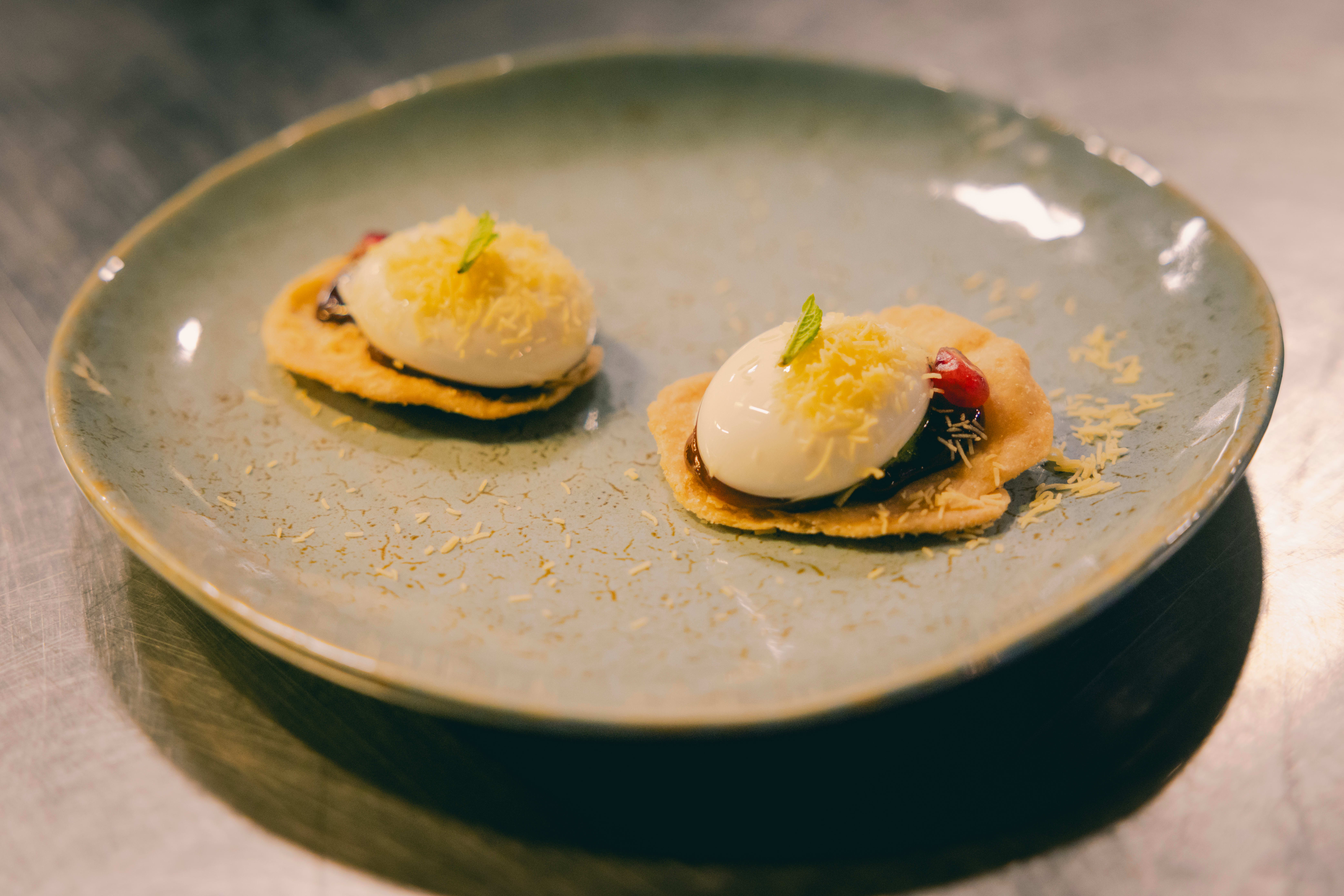 Anands versjon av gateretten papdi chaat: «Yoghurt explotion» servert på sprø papdi, en type kjeks.