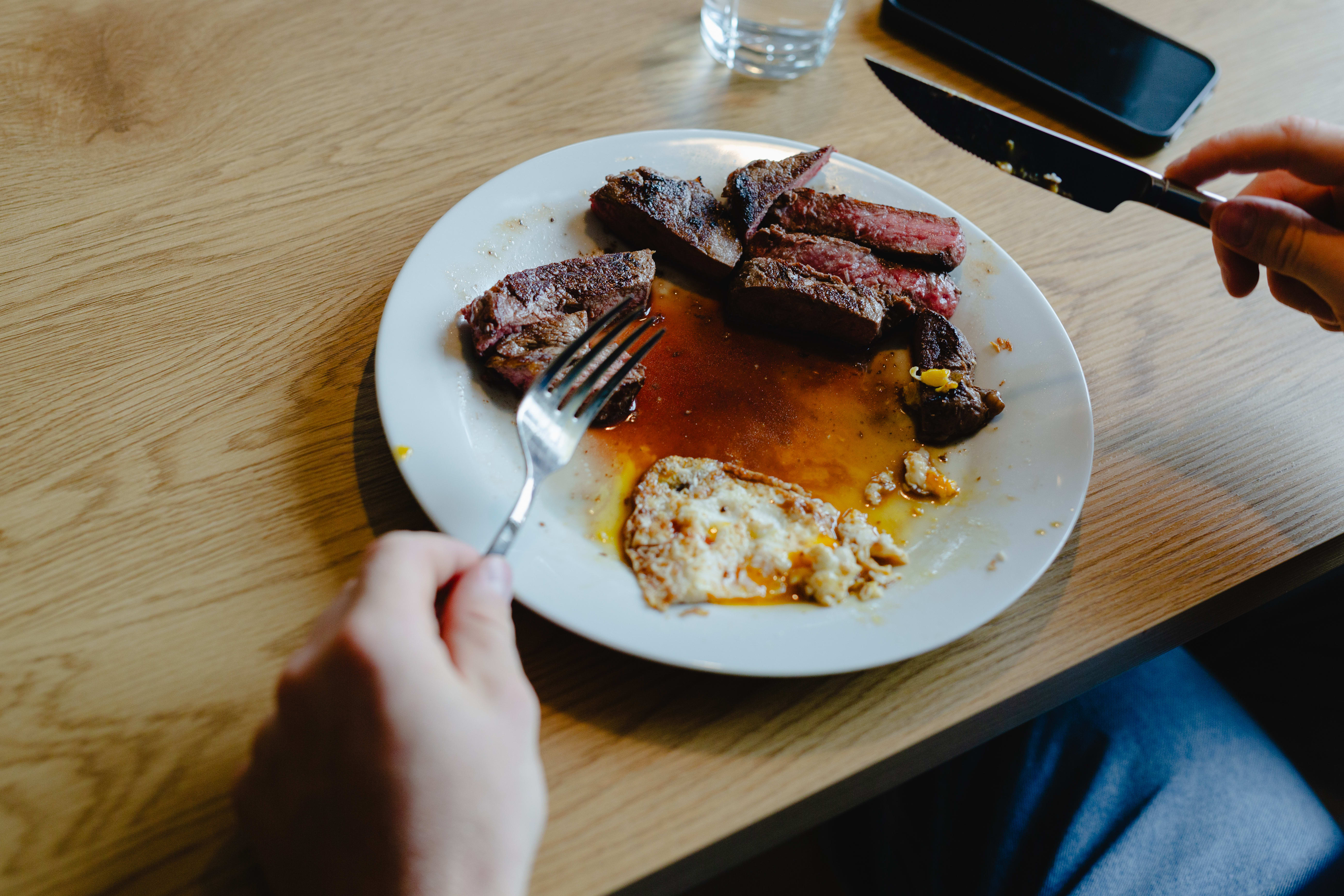 Jopke forteller at allerede en times tid etter at «forretten» er spist opp, er han sulten igjen. 