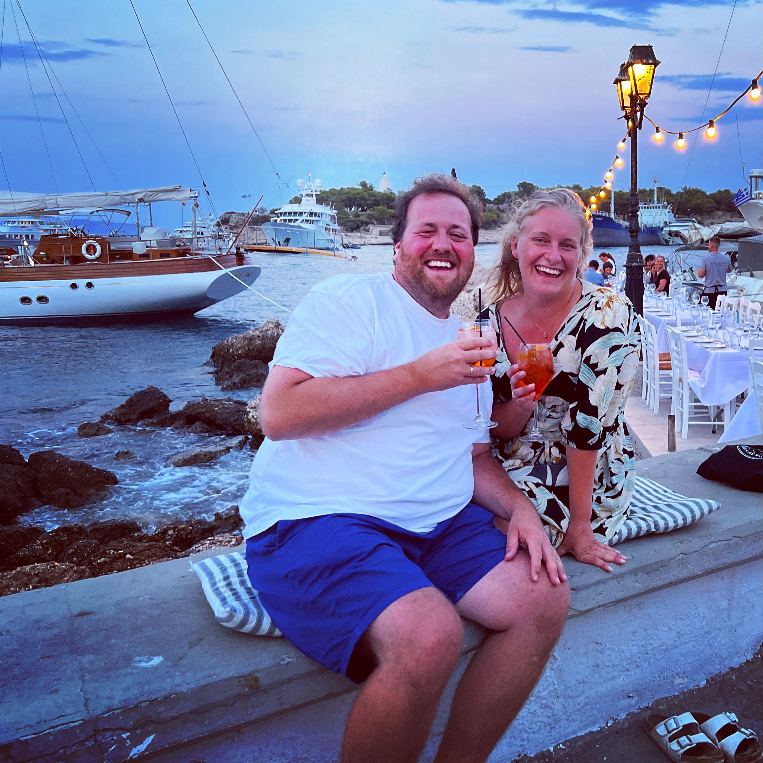 TV-profilene Ronny Brede Aase og Tuva Fellman elsker å feriere i Hellas. Nå vil de prøve å kjøpe et hotell her. 