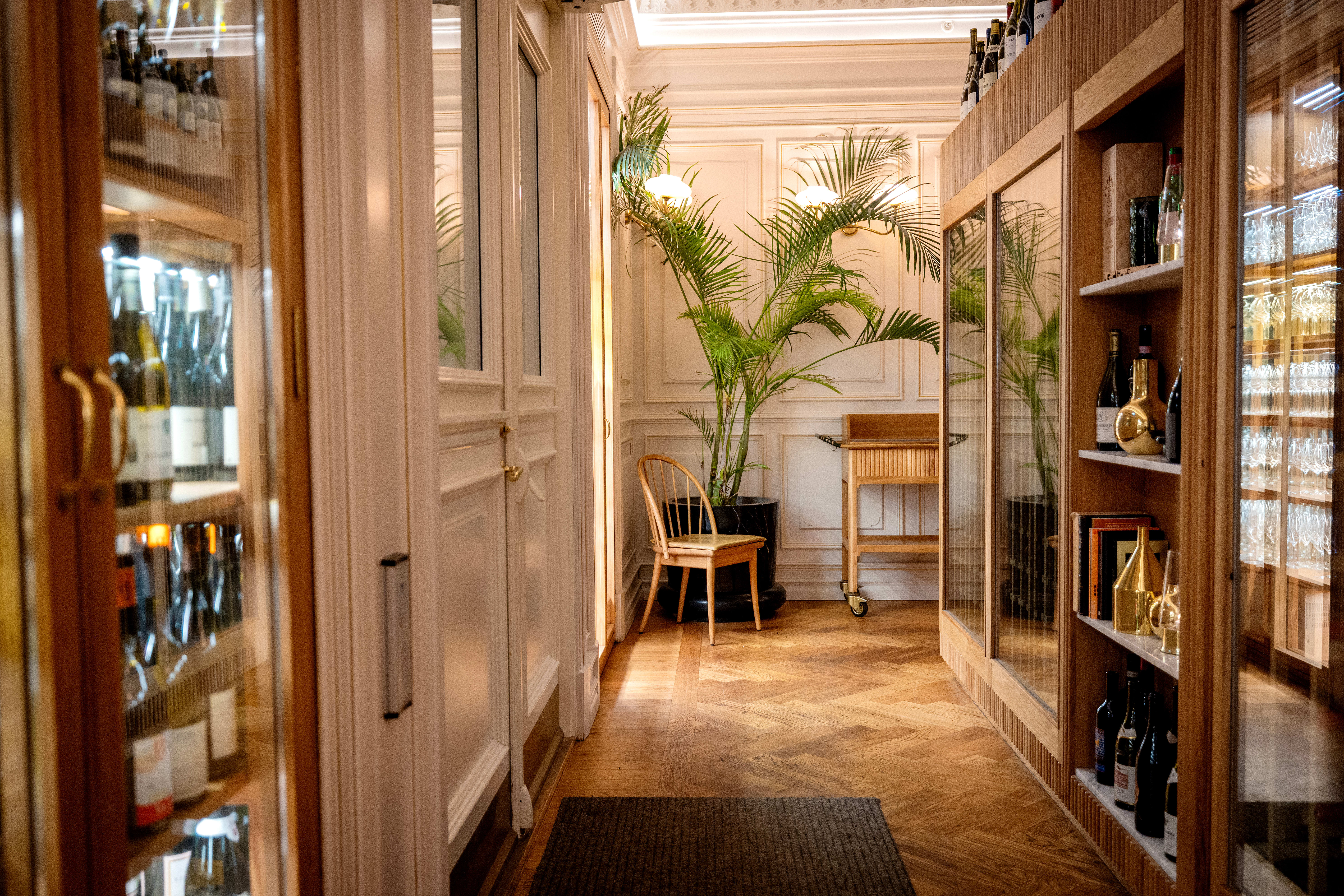 Et rikelig utvalg med vin hos restauranten. 