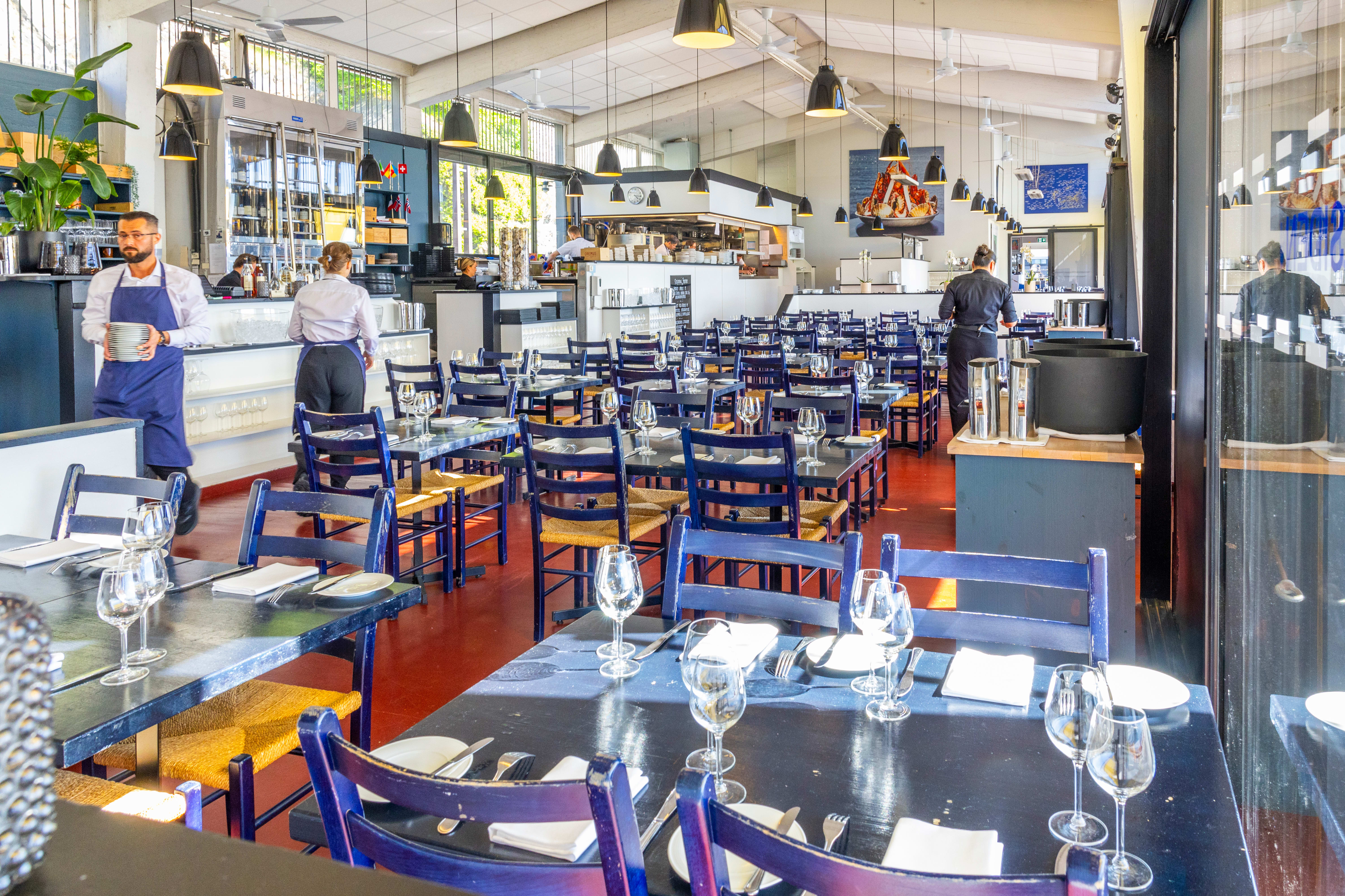 Avlangt restaurantlokale med maritimt preg. 