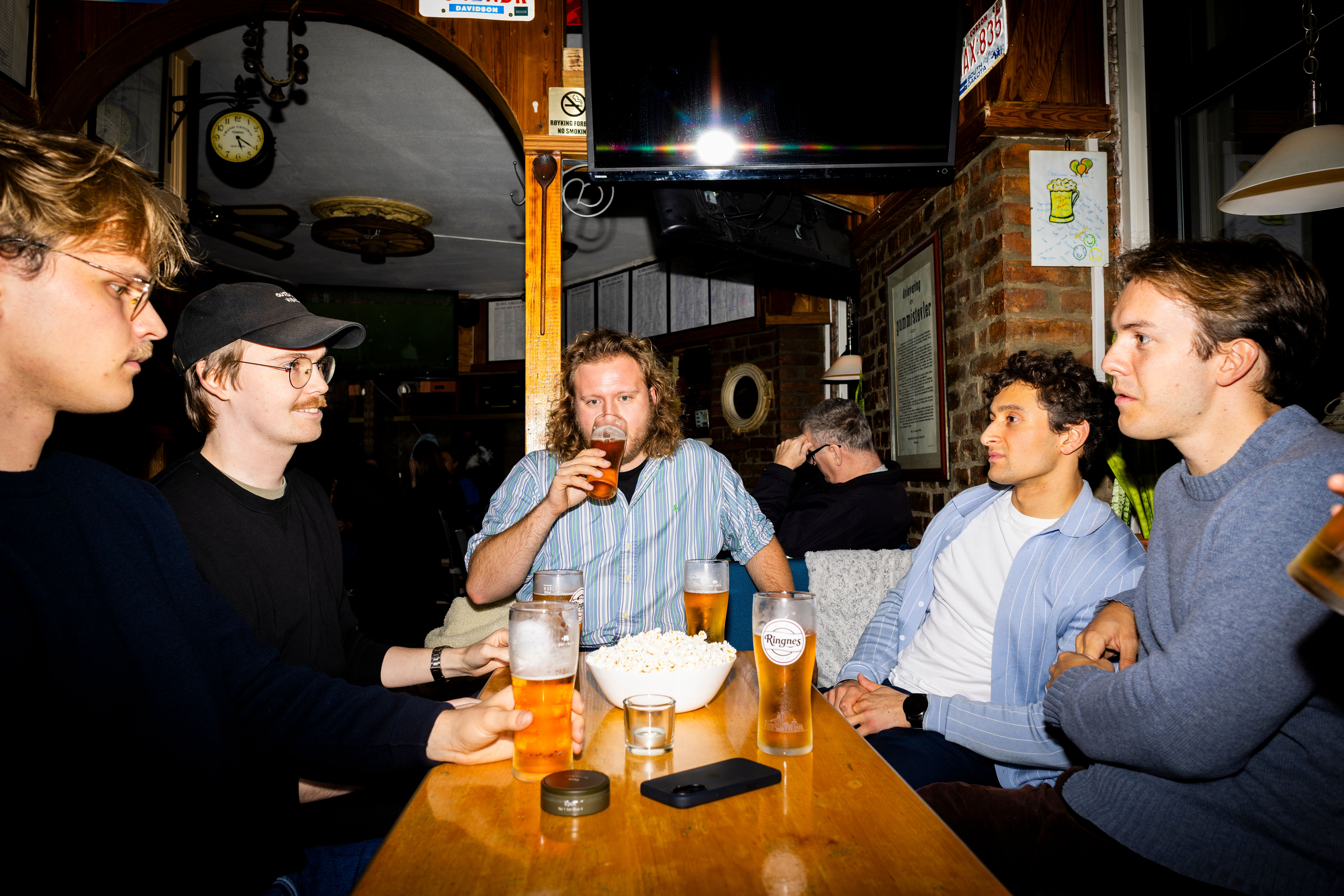 Simen Kloster-Jensen, Jo Håndstad, Oscar Goldman, Arjuna Solberg og William Rohr-Torp Fluck er ikke fremmed for å ta en pils sammen.