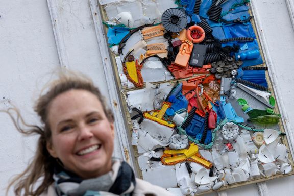 Erica Kimberly har 6000 bruskorker liggende i garasjen. Slik lager hun kunst av søppel.