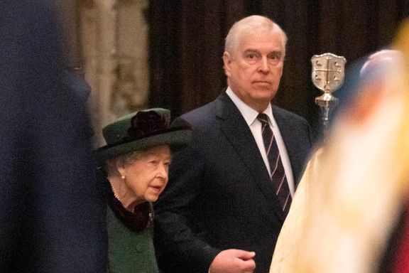 Skandaleprinsen geleidet dronning Elizabeth til ektemannens minnestund