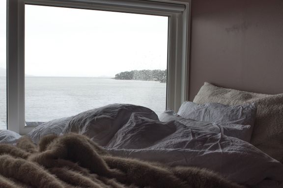 Hun bor midt i sentrum og tett på fjorden: – Huset føles faktisk som en rorbu