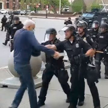 Sterke reaksjoner etter at politiet dyttet eldre mann i USA