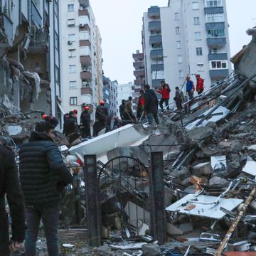 Kraftigste jordskjelv i Tyrkia på over 80 år. Høye boligblokker kollapset.