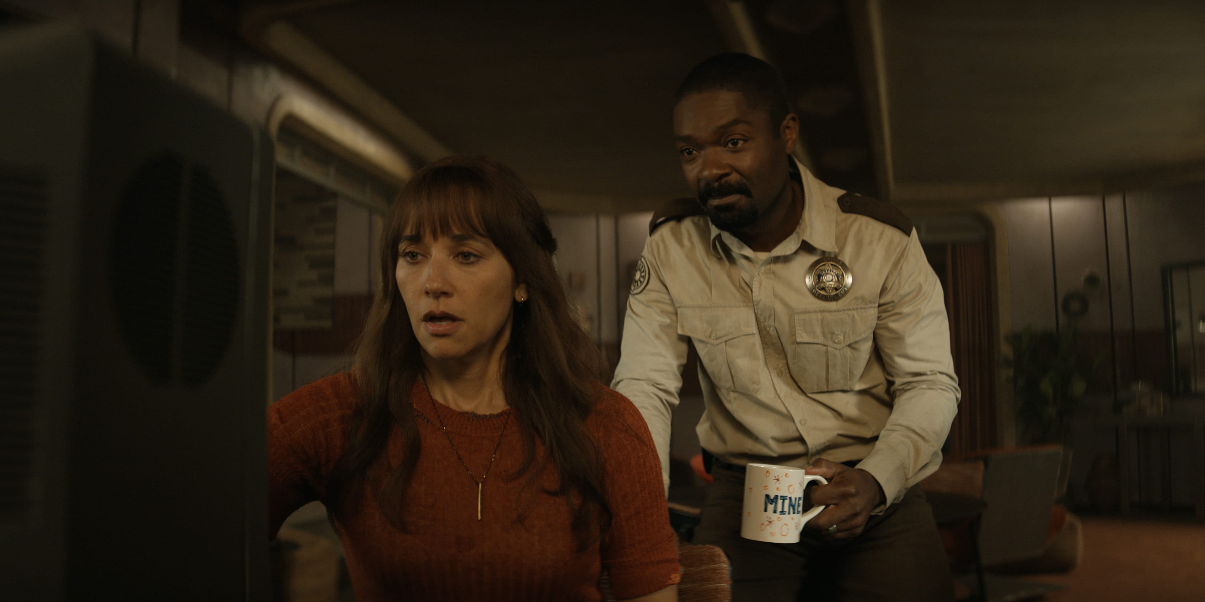 Fødsler er strengt regulert i siloen. Allison (Rashida Jones) og Sherriff Holston (David Oyelowo) er lykkelige da de får grønt signal til å prøve å bli gravid.