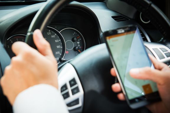 To av tre har brukt mobil uten handsfree mens de har kjørt bil: – At foreldrene er verst, er urovekkende 