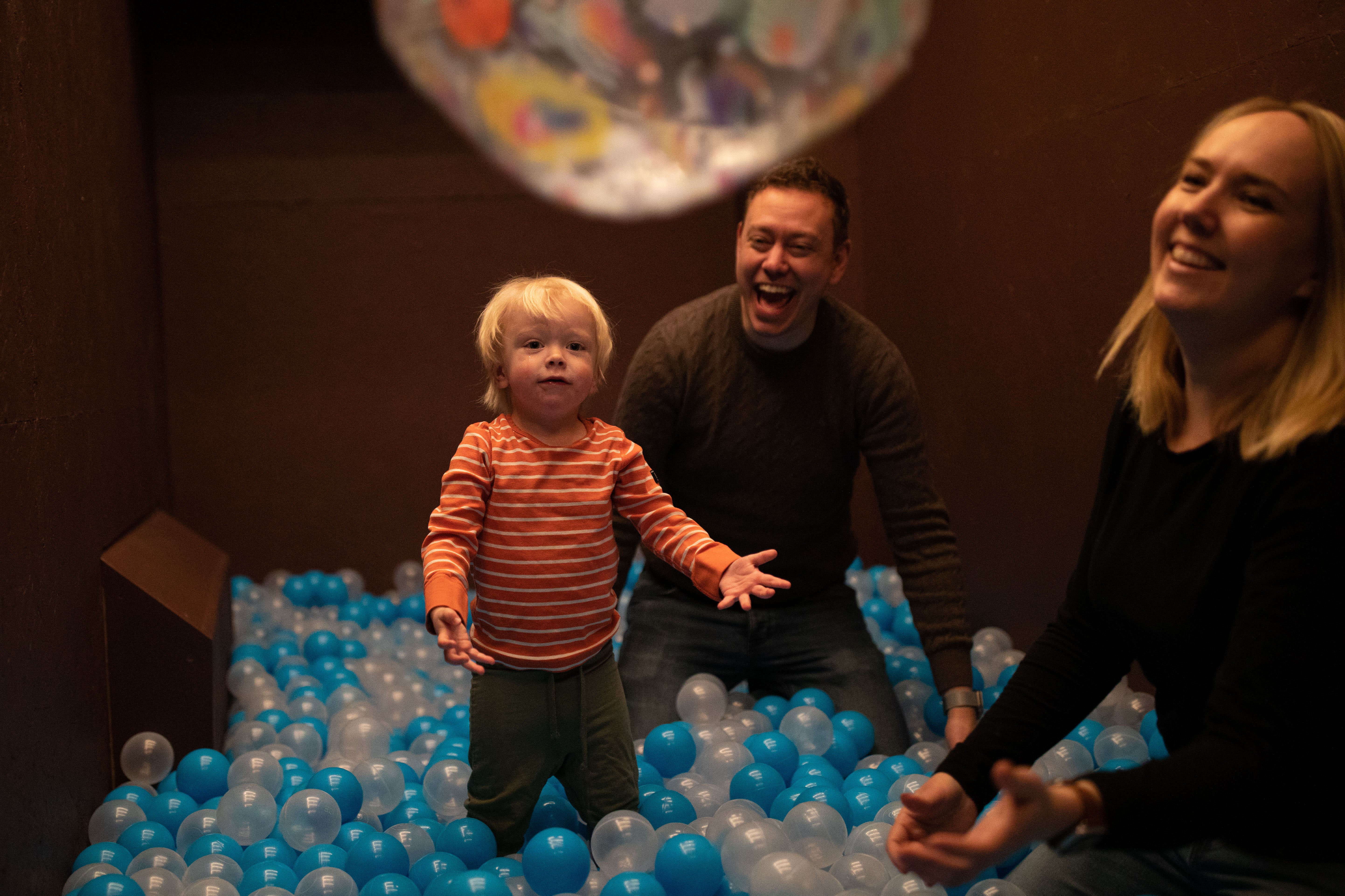 Erik Schmelck og Gry Andersen sammen med sønnen Johan på tre år.