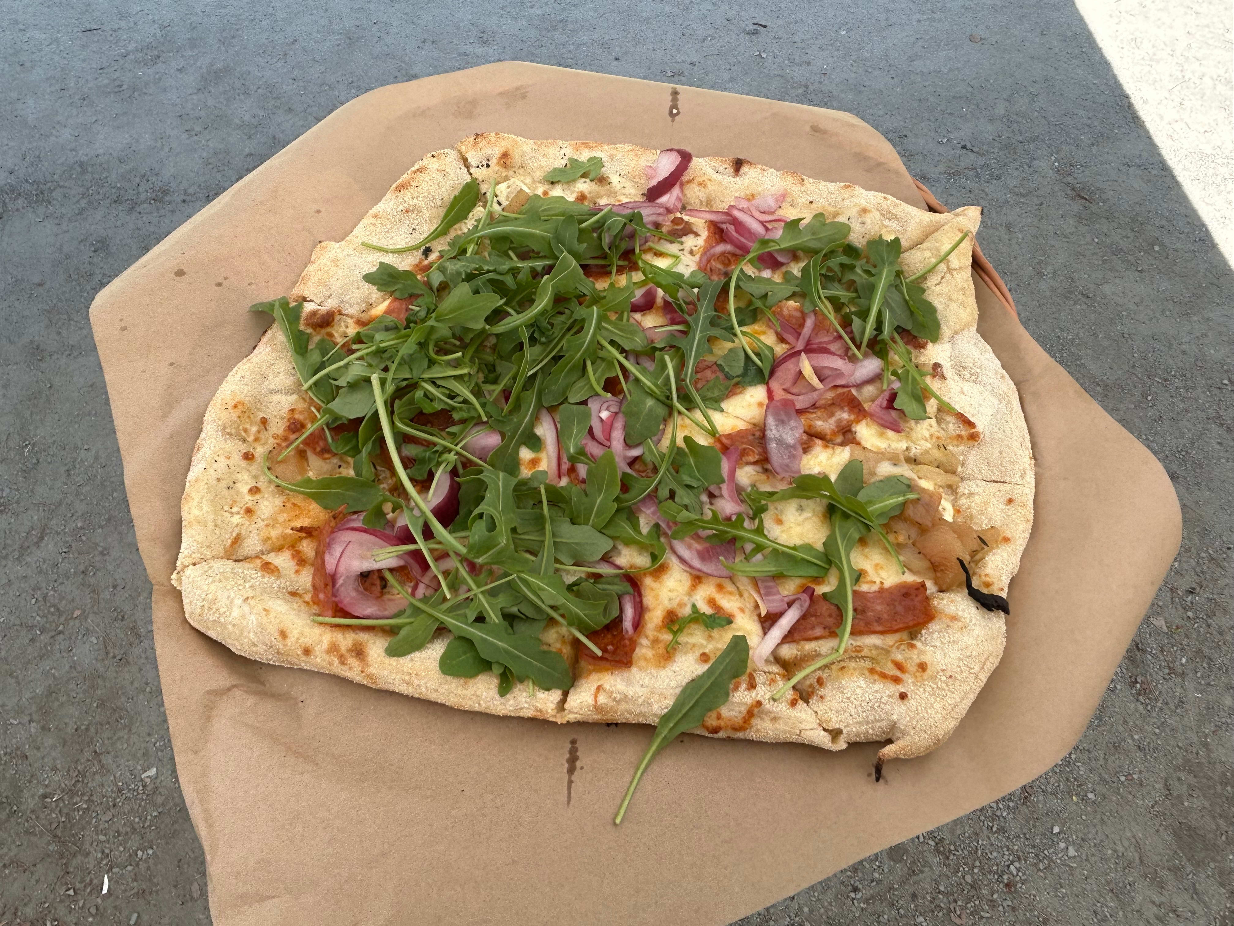 Pizzaen er akkurat passe rustikk.