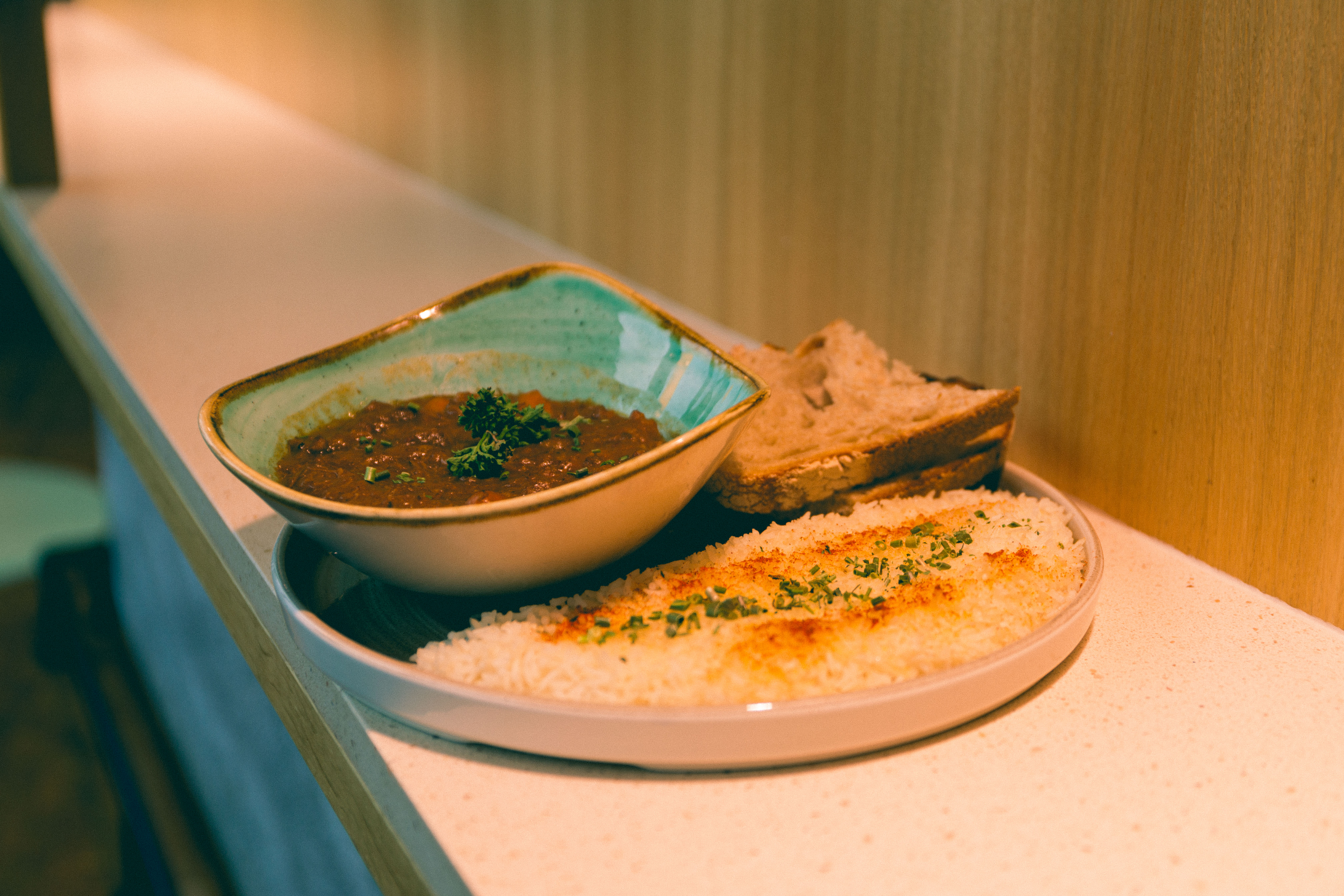 Bouef bourgignon med flatklemt ris og brød.