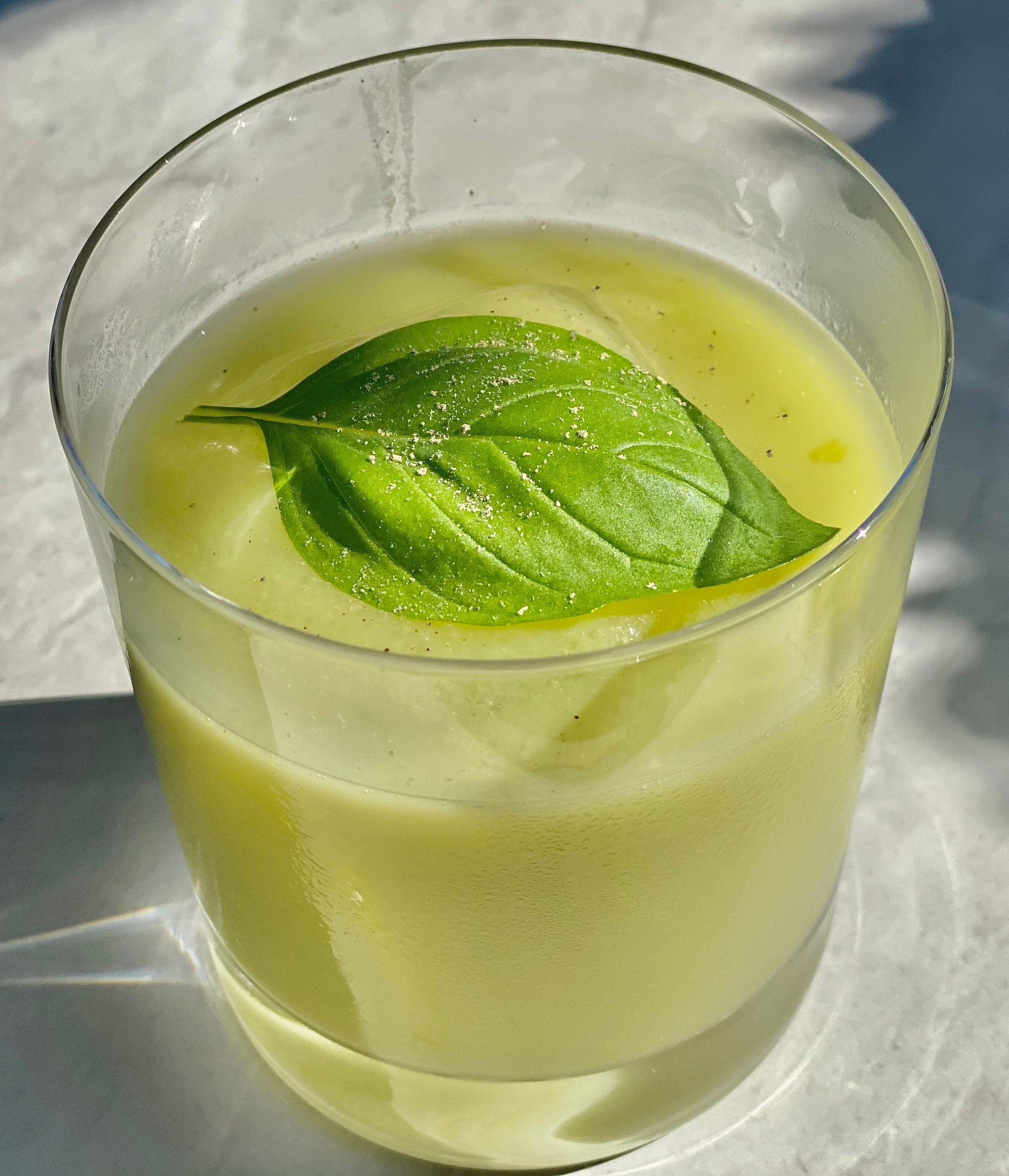 Prøv en av cocktailene de har på menyen. Her er Go Green med avokado og tequila. 