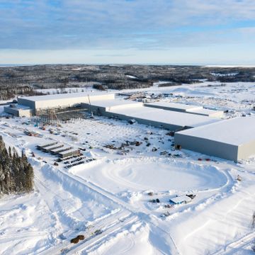 To til sykehus etter brann på svensk batterifabrikk
