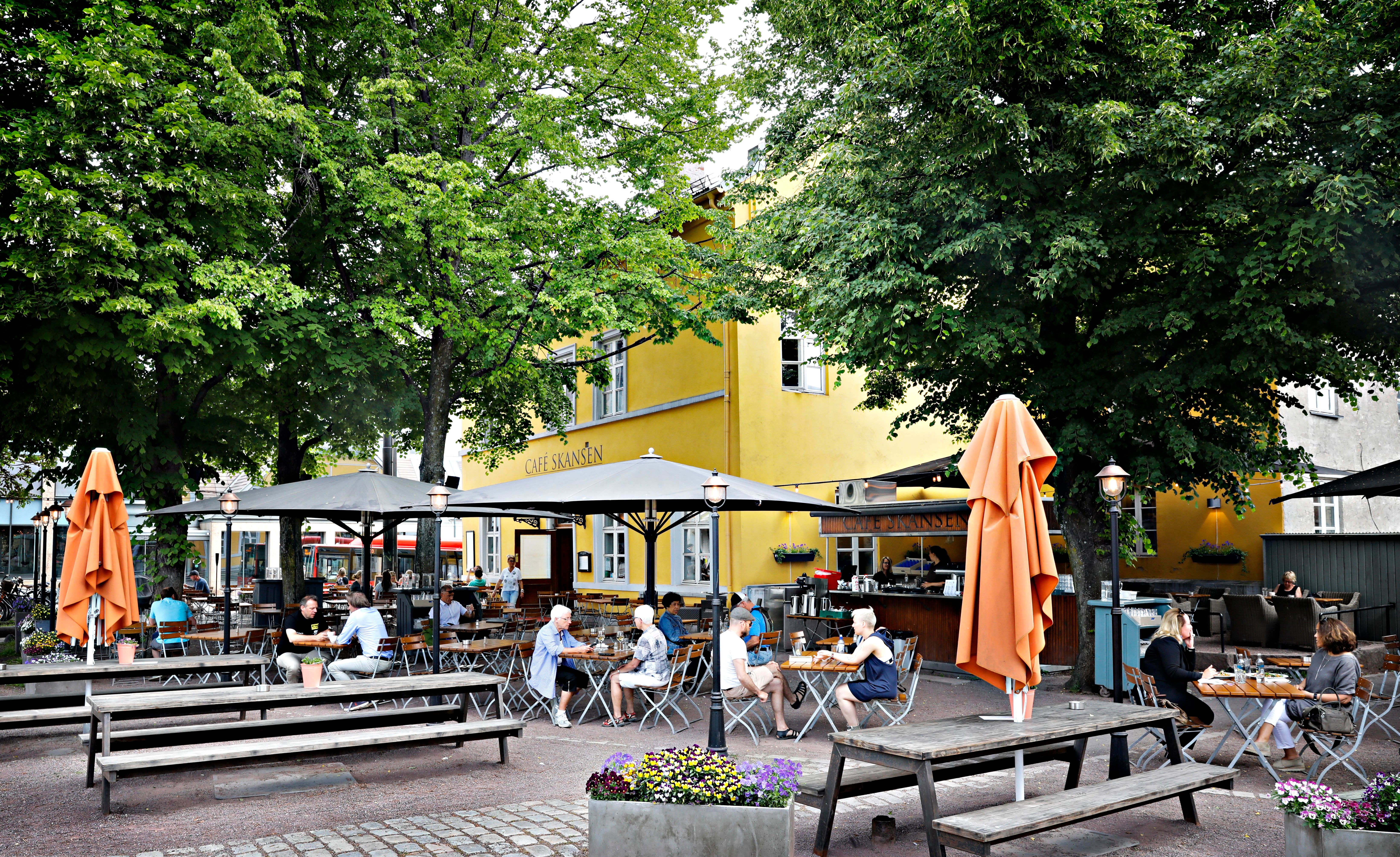 Stor og koselig uteservering. 