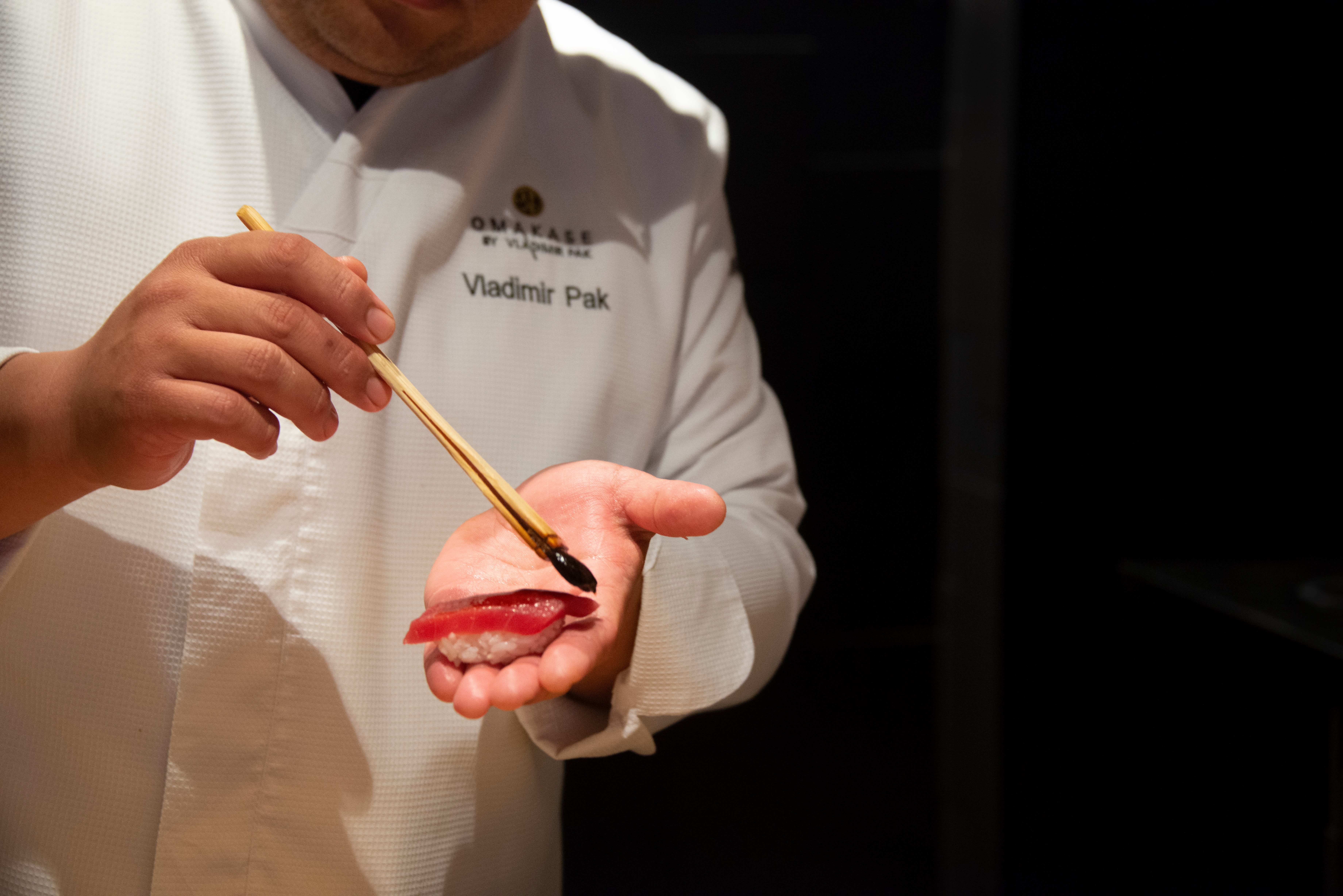 Vladimir Pak lager tunfisksushi.