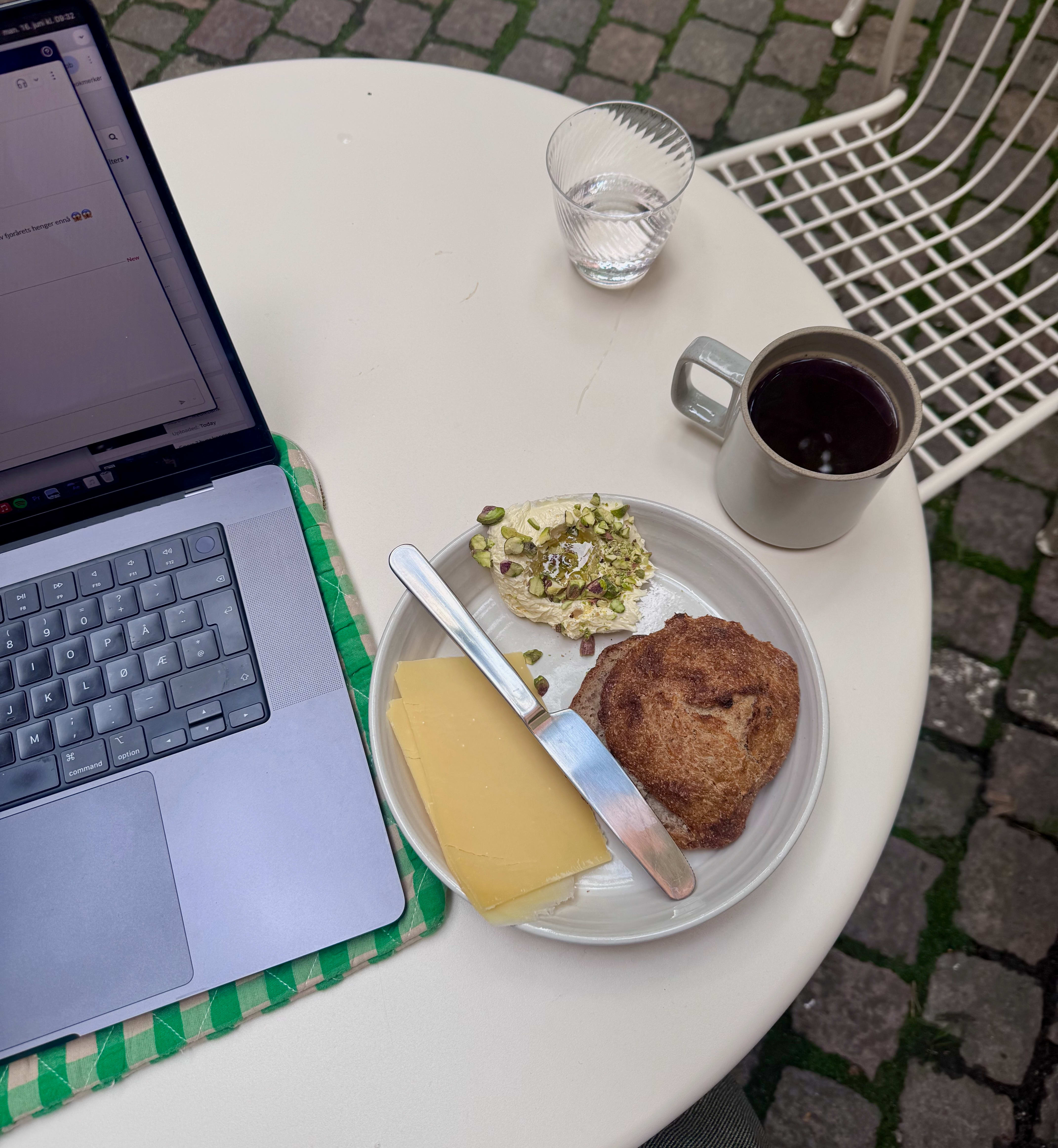 Få det rett ut på instastory så jeg kan innhøste noe kulturell kapital her jeg betaler blodpris for et rundstykke med ost. 