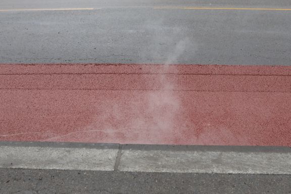 Denne asfalten er spesiell. Og da tenker vi ikke på fargen.