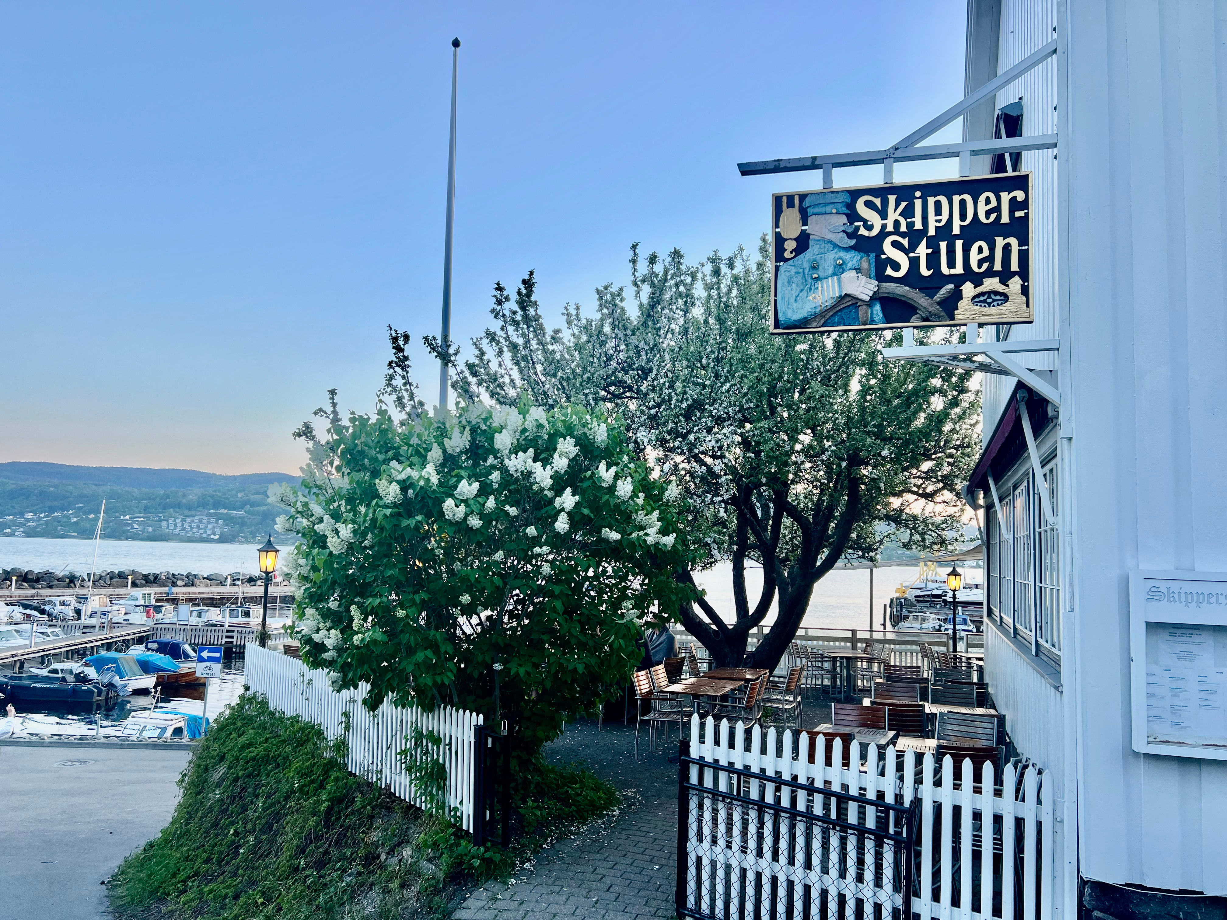 Flott beliggenhet ved båthavnen. 