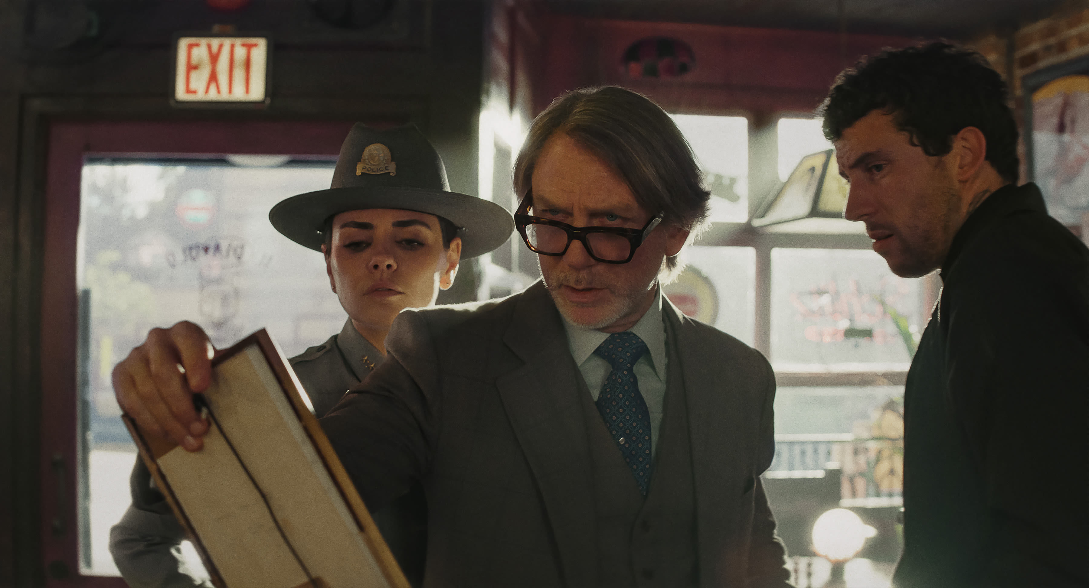 Kan du løse gåten eller ikke? Mila Kunis, Daniel Craig og Josh O'Connor.