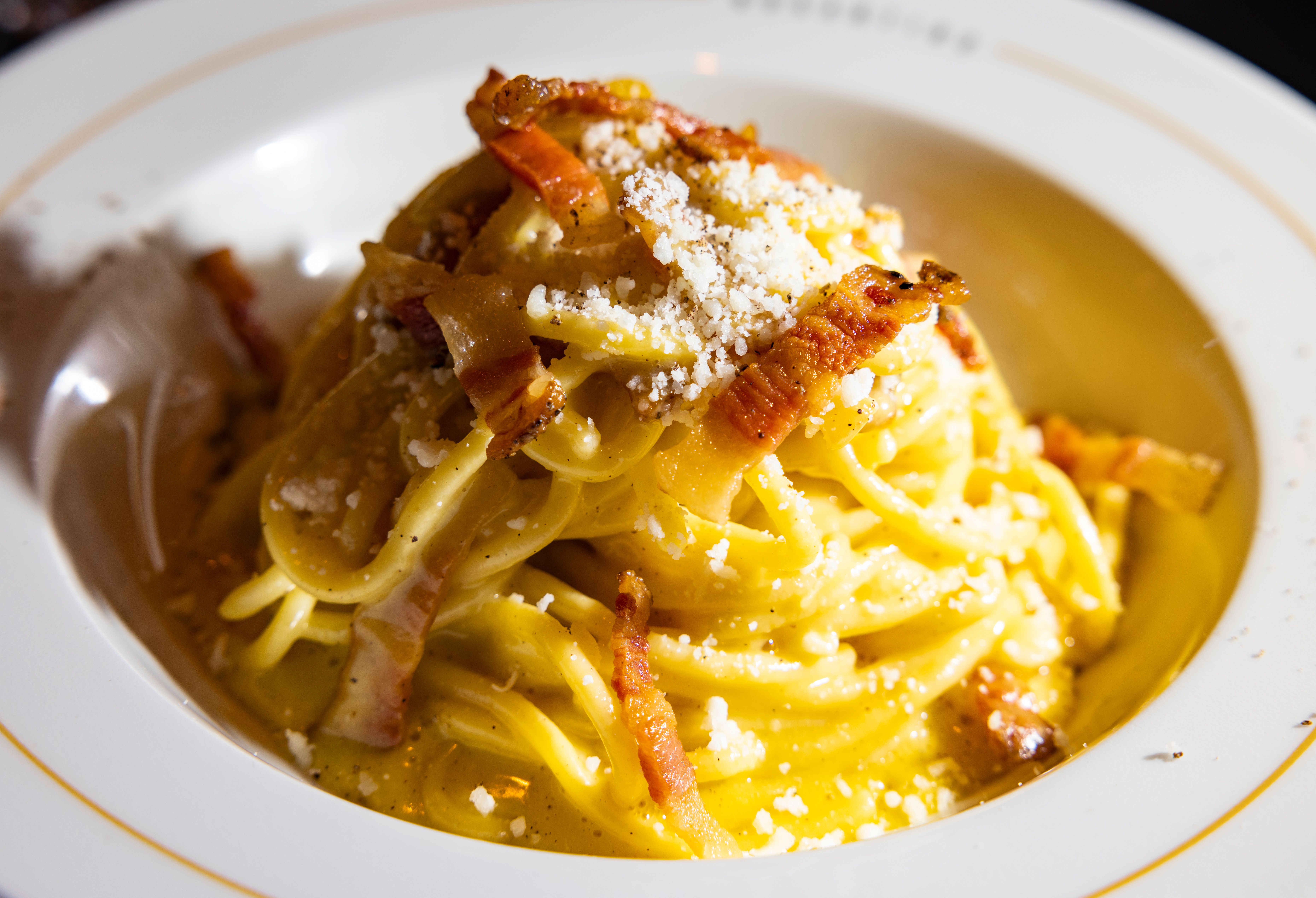 Hvem kan vel motstå en kremete pasta carbonara? Denne får du hos Rugantino.