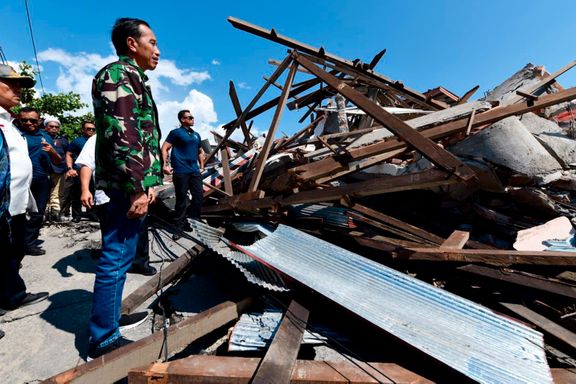 Indonesiske myndigheter sliter fortsatt med å få kontakt med flere byer på Sulawesi. Slik ser byen Palu ut to dager etter skjelvet.