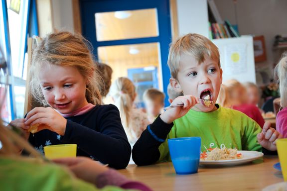 Eksperter mener maten i barnehagene har vært for dårlig. Slik vil de endre det. 