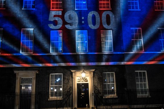 Boris Johnson gjemte seg i Downing Street på nasjonens viktigste kveld. Nå hagler kritikken.