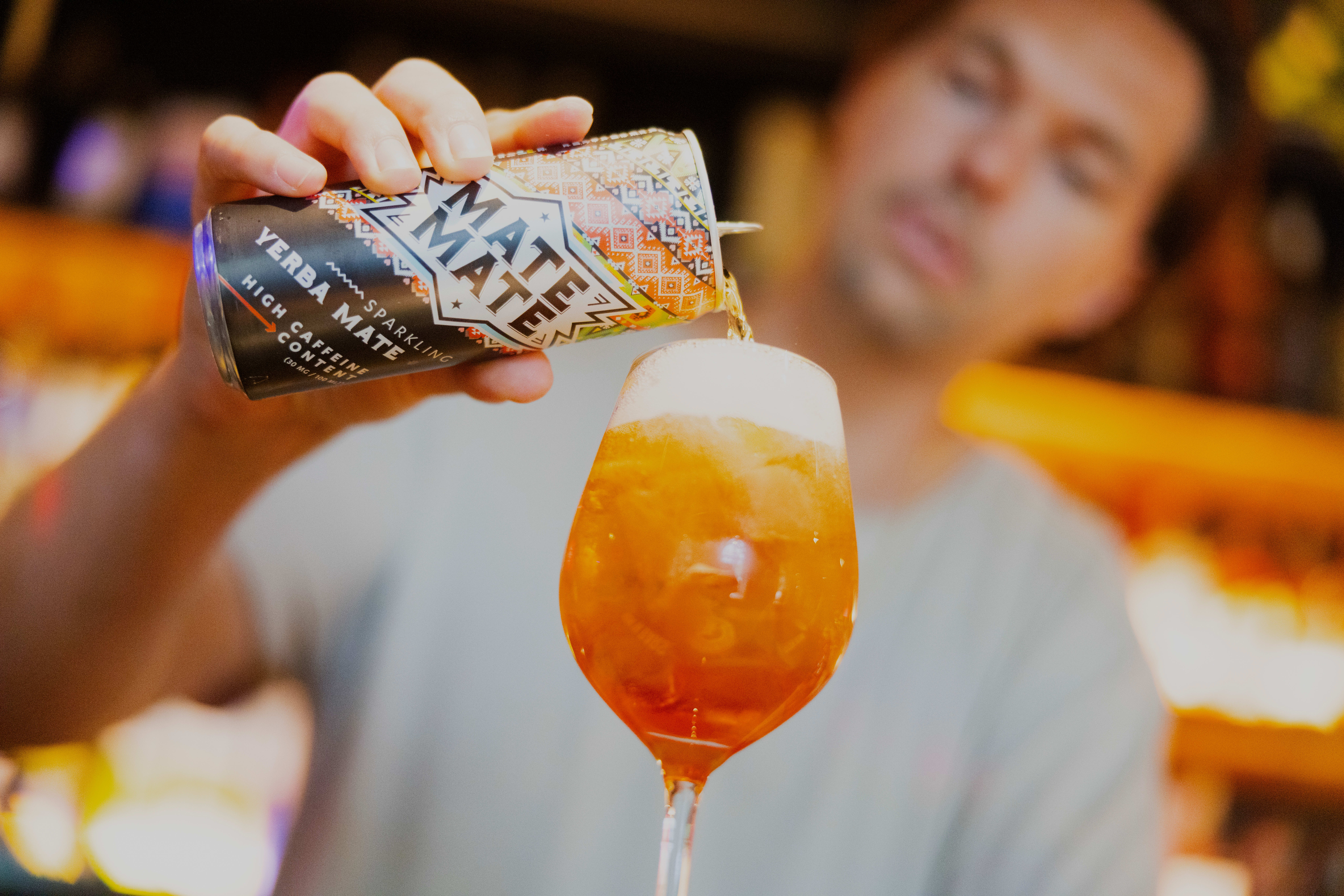 På Smelteverket kan du bestille vodka-mate med en vri. Hvis du ber om en Berlin Spritz, lager bartenderen en drink med aperol, prosecco og Mate.