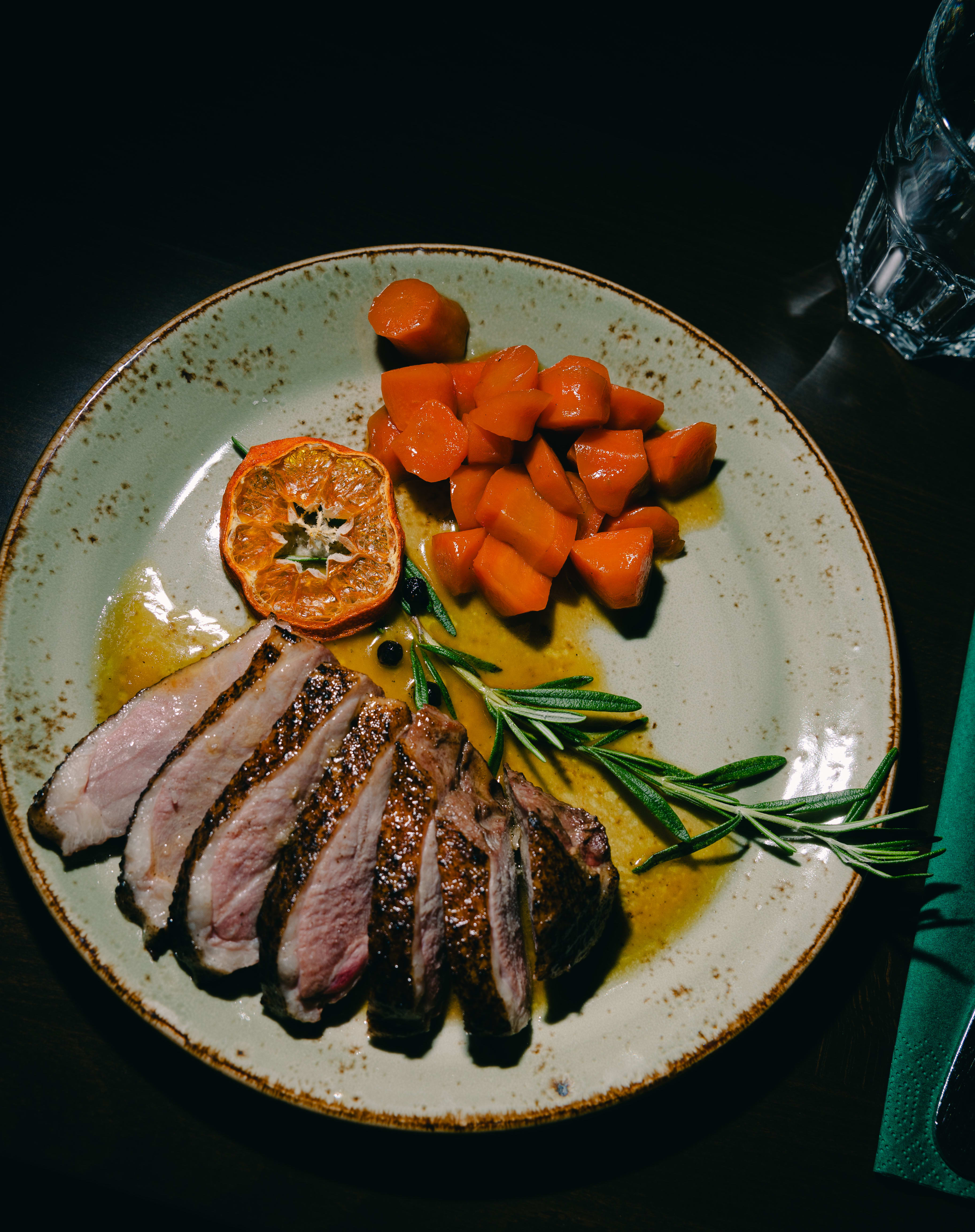 Andebryst med marsalasaus og gulrøtter.