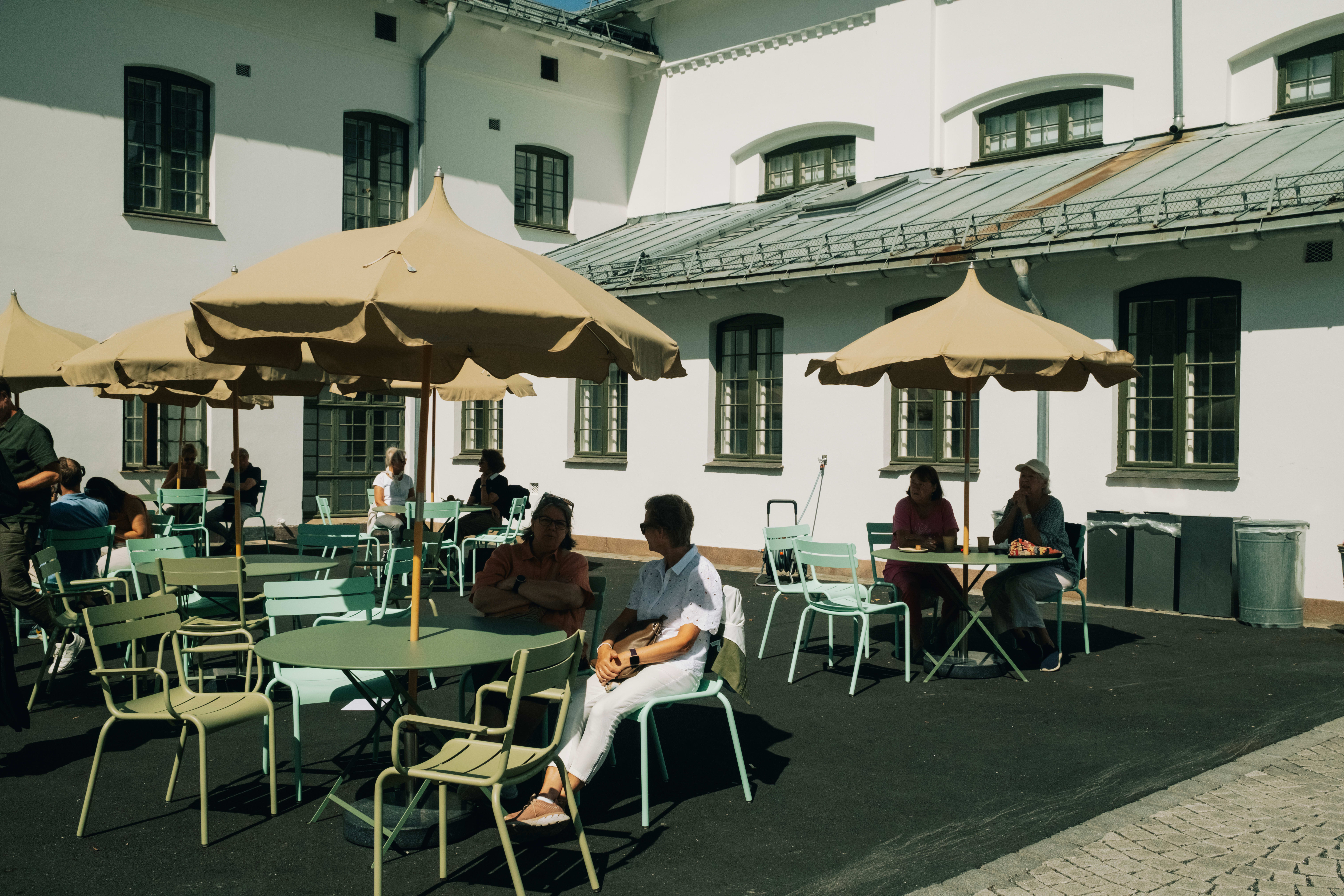 Fargerike stoler og parasoller. 