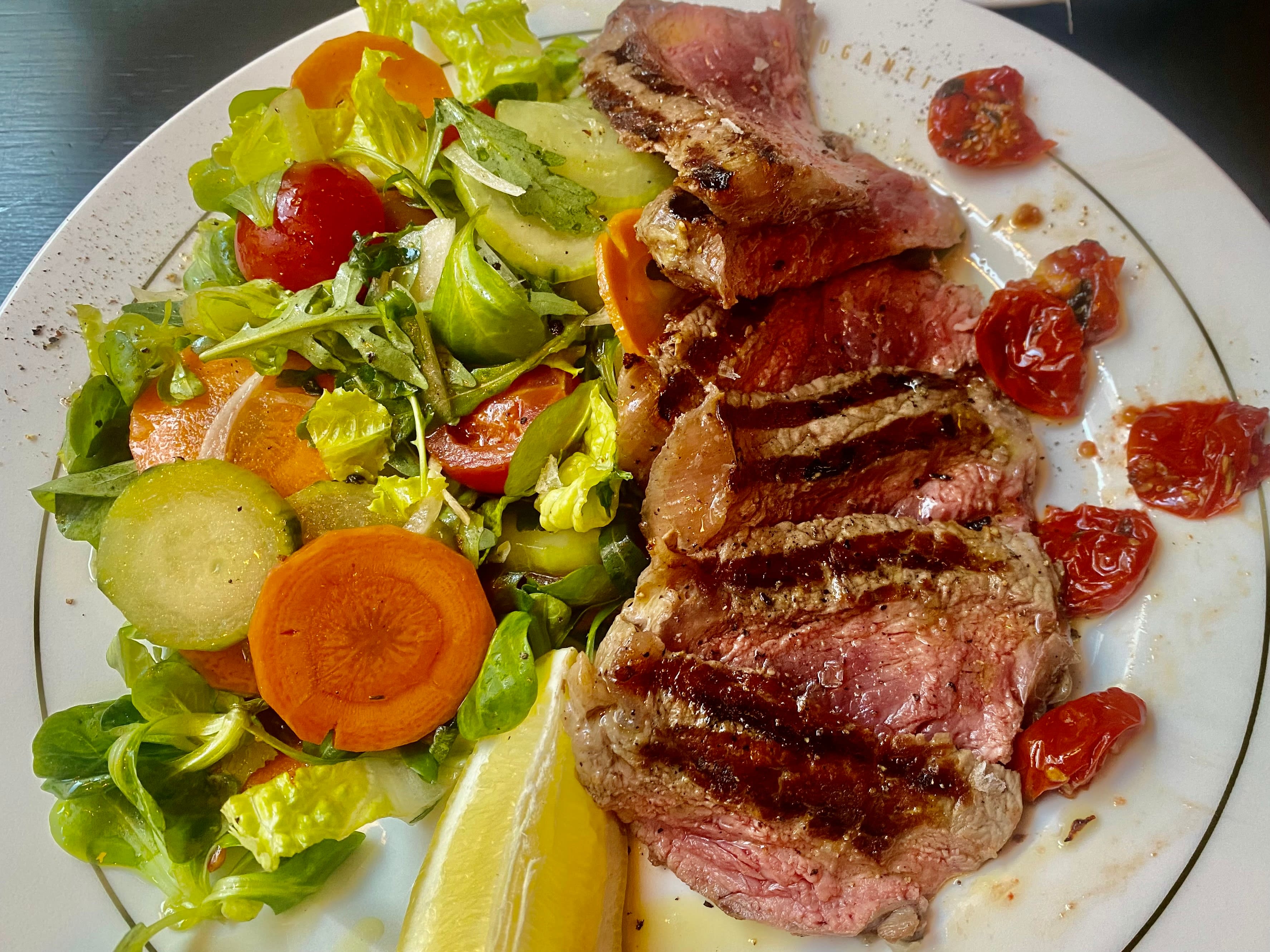 Bistecca med salat og deilige, søte tomater. 