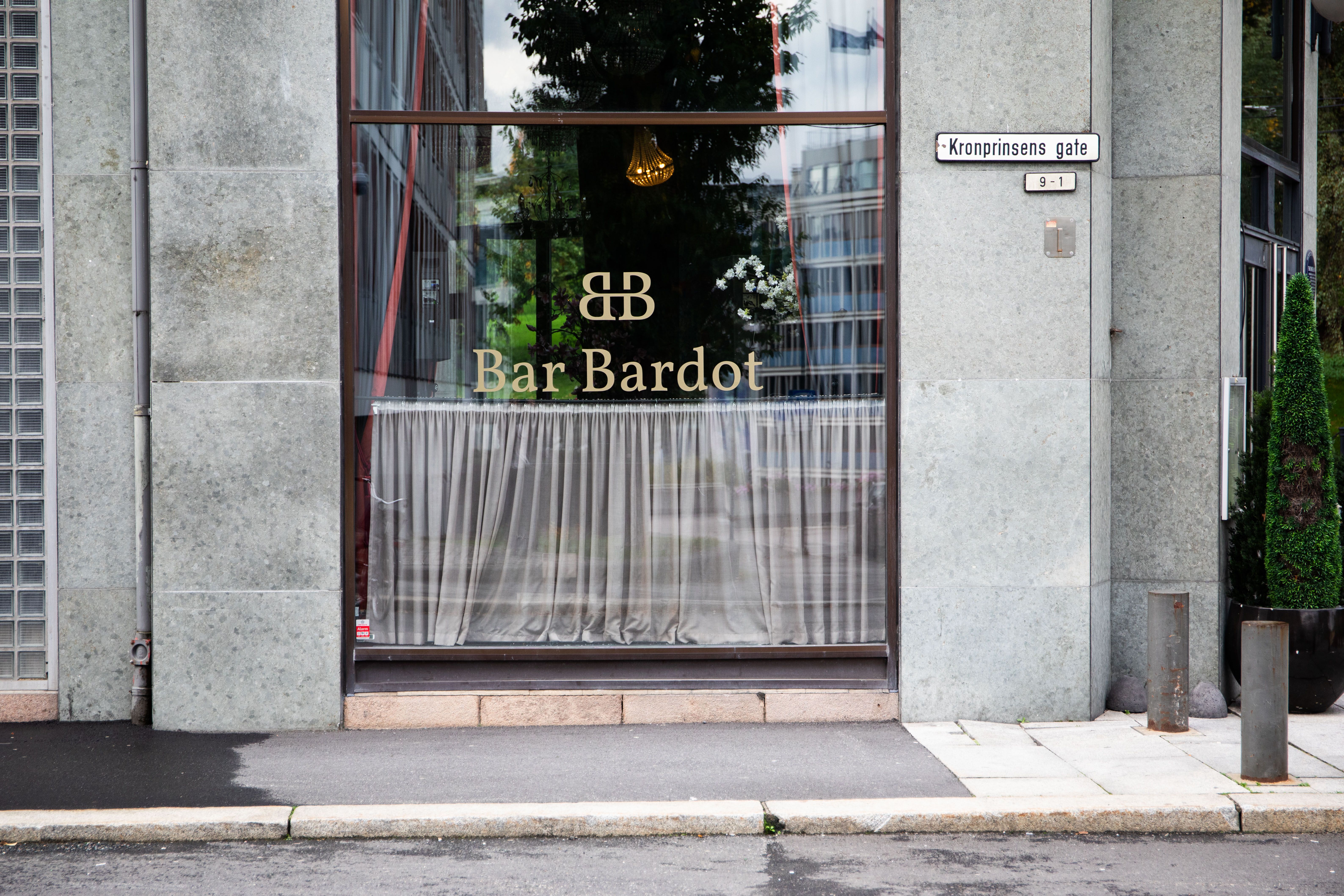 Utesteder sier nei til hodeplagg, hettegensere og joggebukser