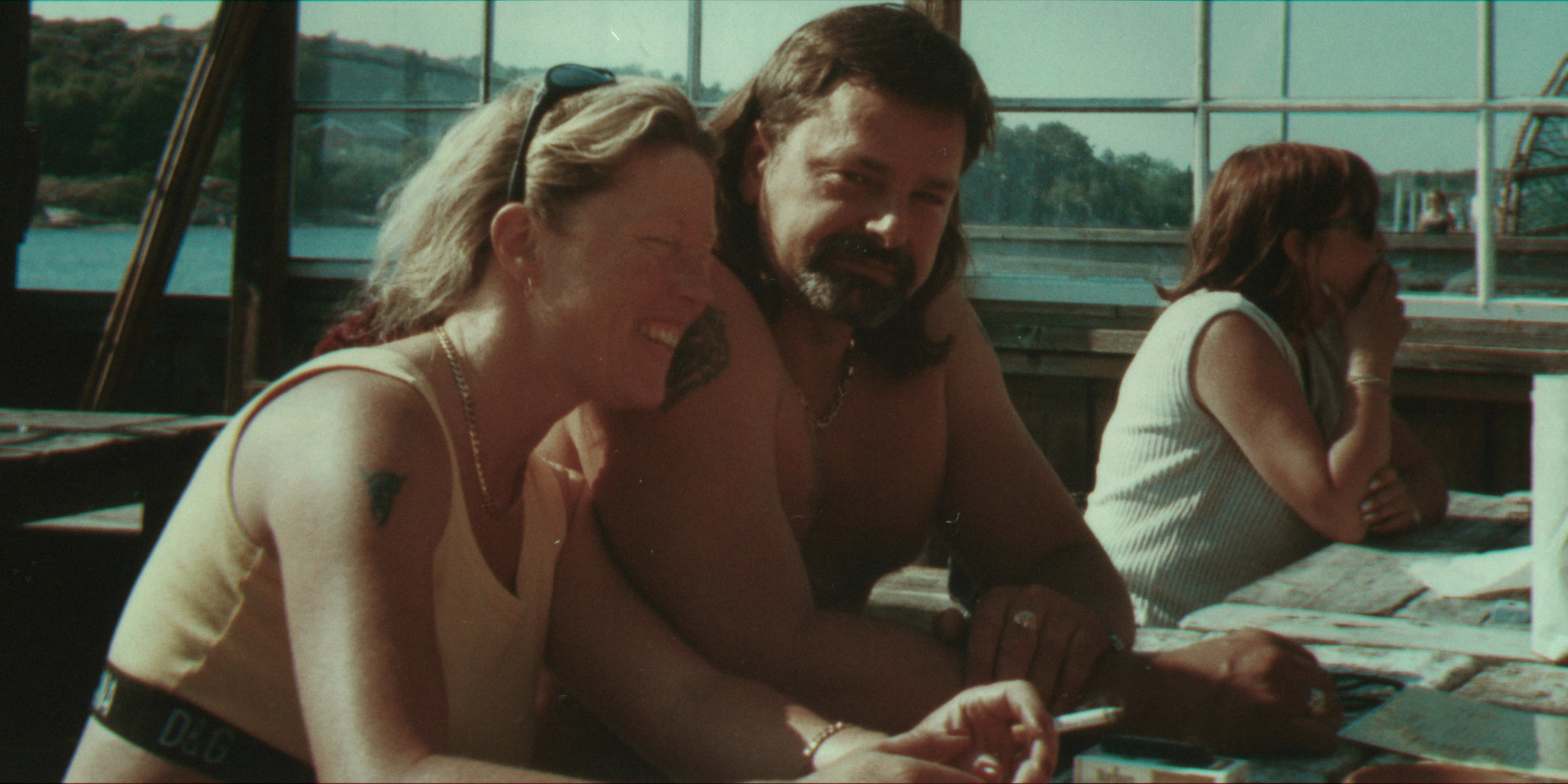 Eirik Jensens ekskone er intervjuet i serien. Hun tror ikke på Jensens forklaring om hvorfor han fikk kontanter av Gjermund Cappelen. 