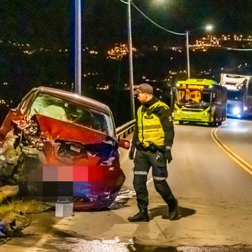 Trafikkulykke i Lier førte til at kvinne ble funnet død i Bærum. Mann er siktet for drap.